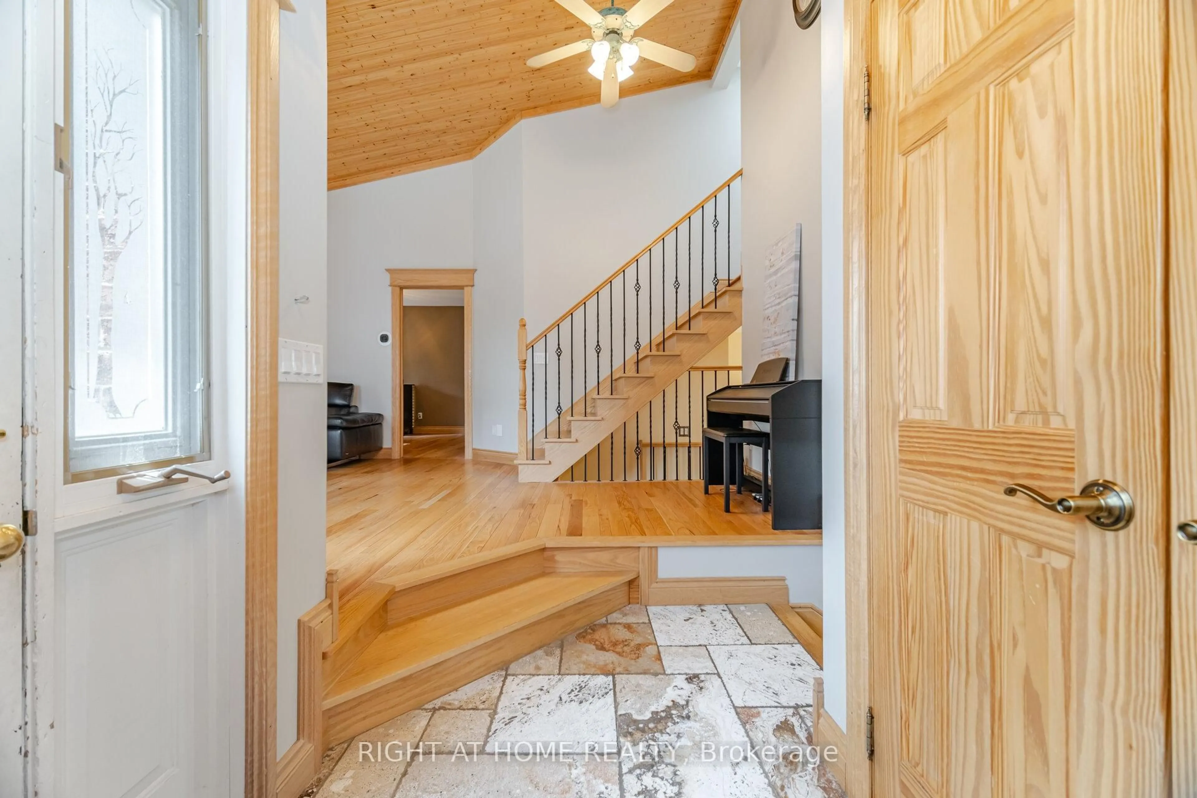 Indoor entryway for 1241 Lakebreeze Dr, Mississauga Ontario L5G 3W7