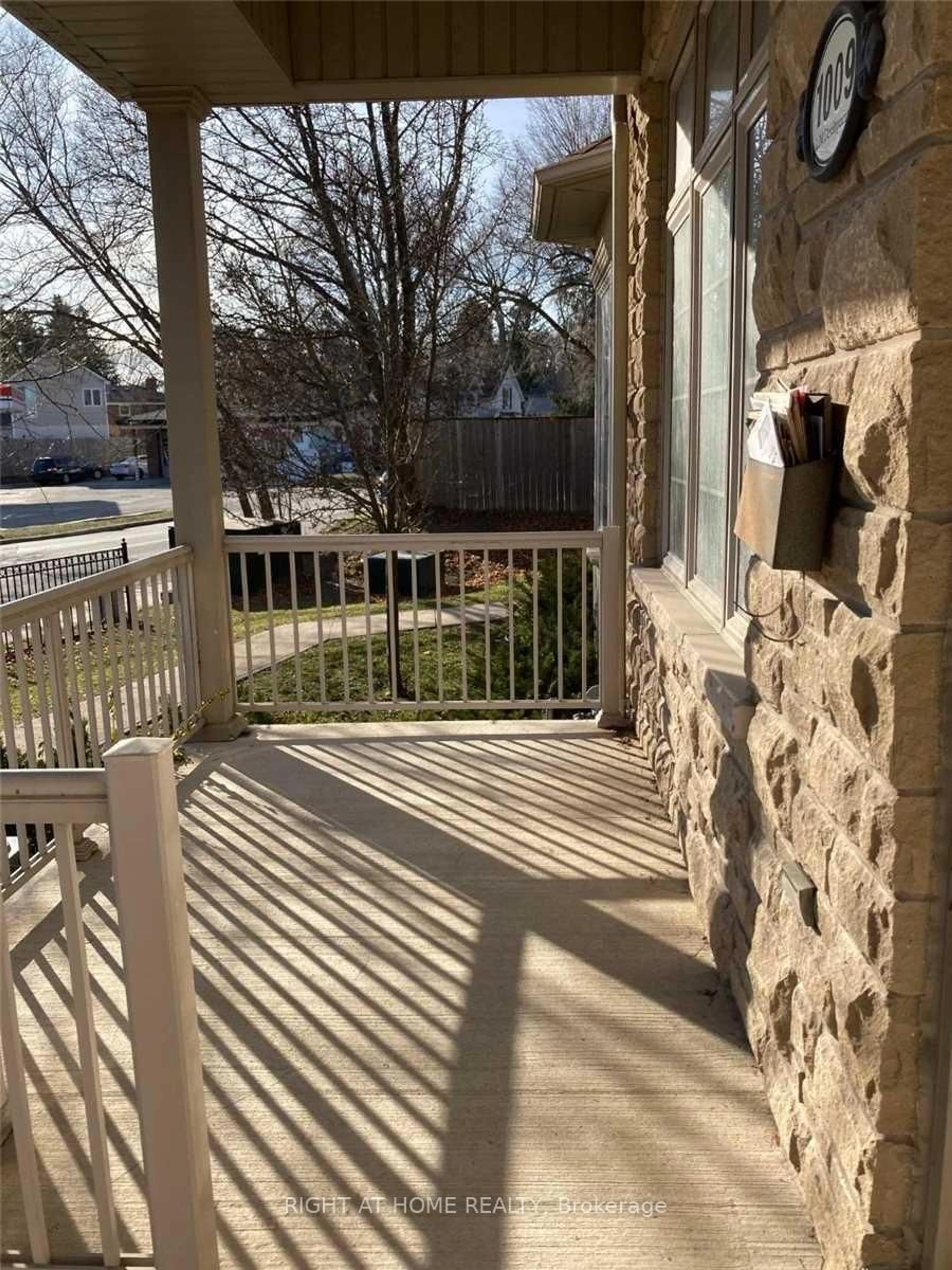 Patio, street for 1009 Lorne Park Rd #2, Mississauga Ontario L5H 2Z9