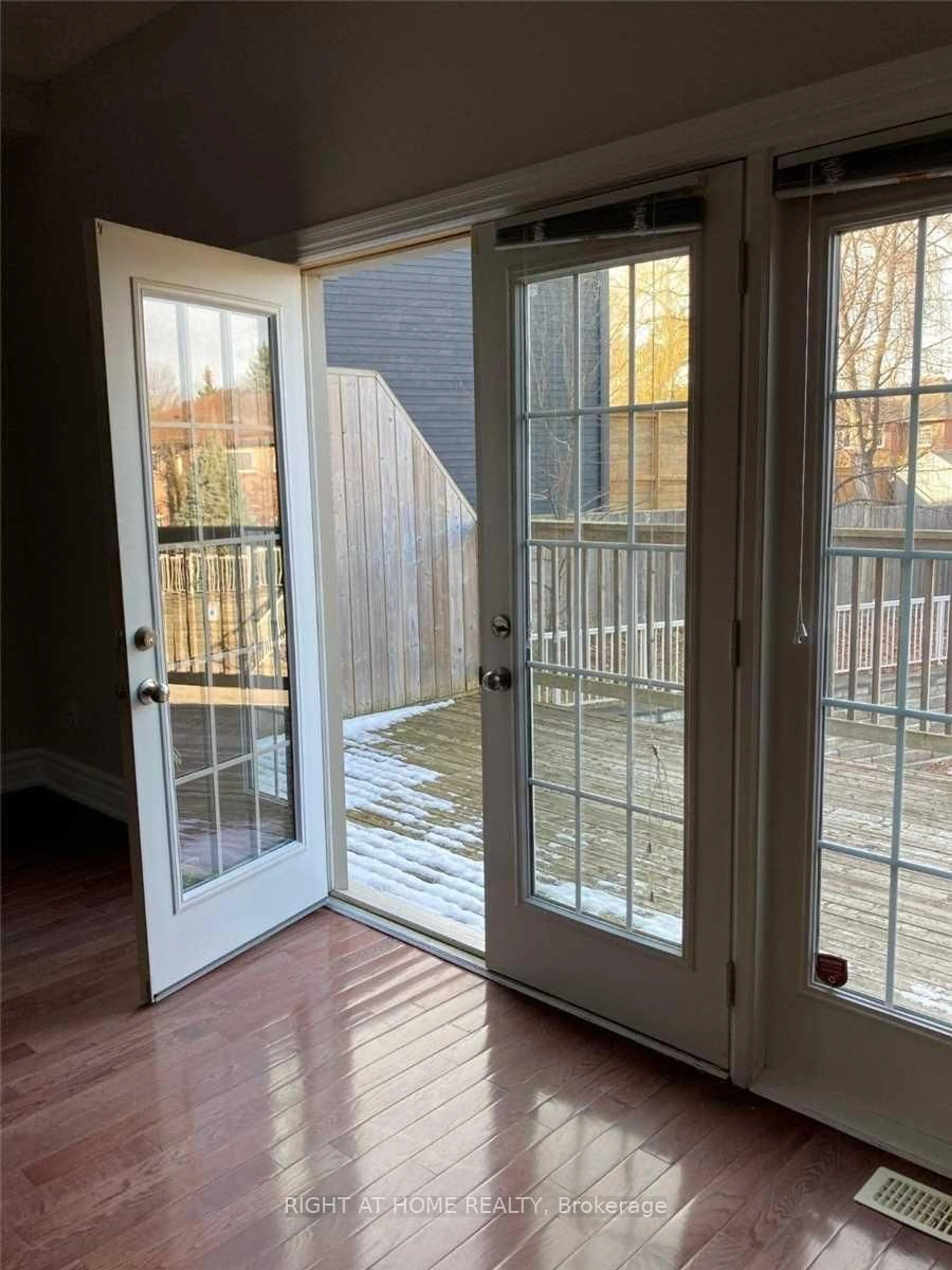 Indoor entryway for 1009 Lorne Park Rd #2, Mississauga Ontario L5H 2Z9