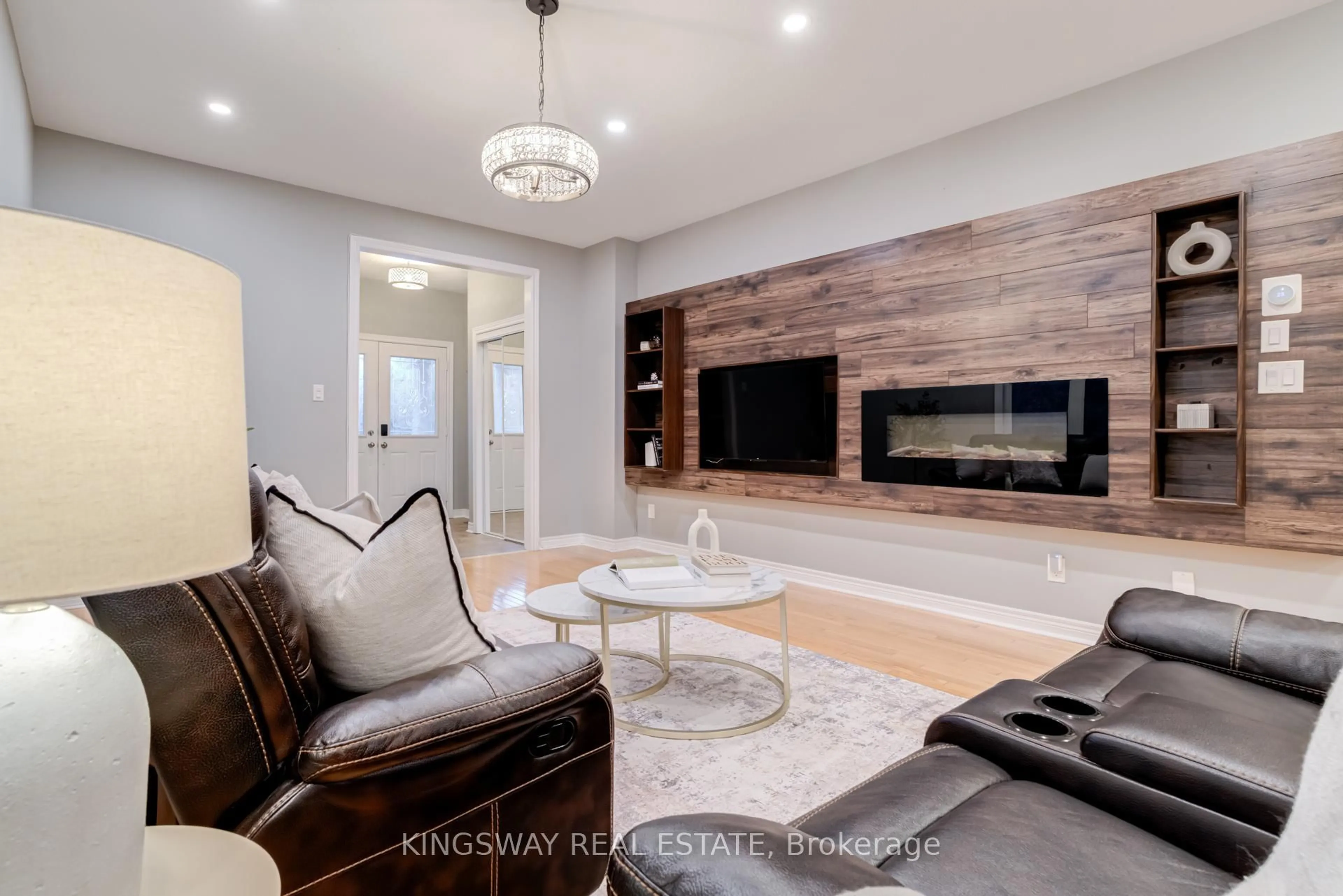 Living room with furniture, unknown for 3475 Bala Dr, Mississauga Ontario L5M 0G6