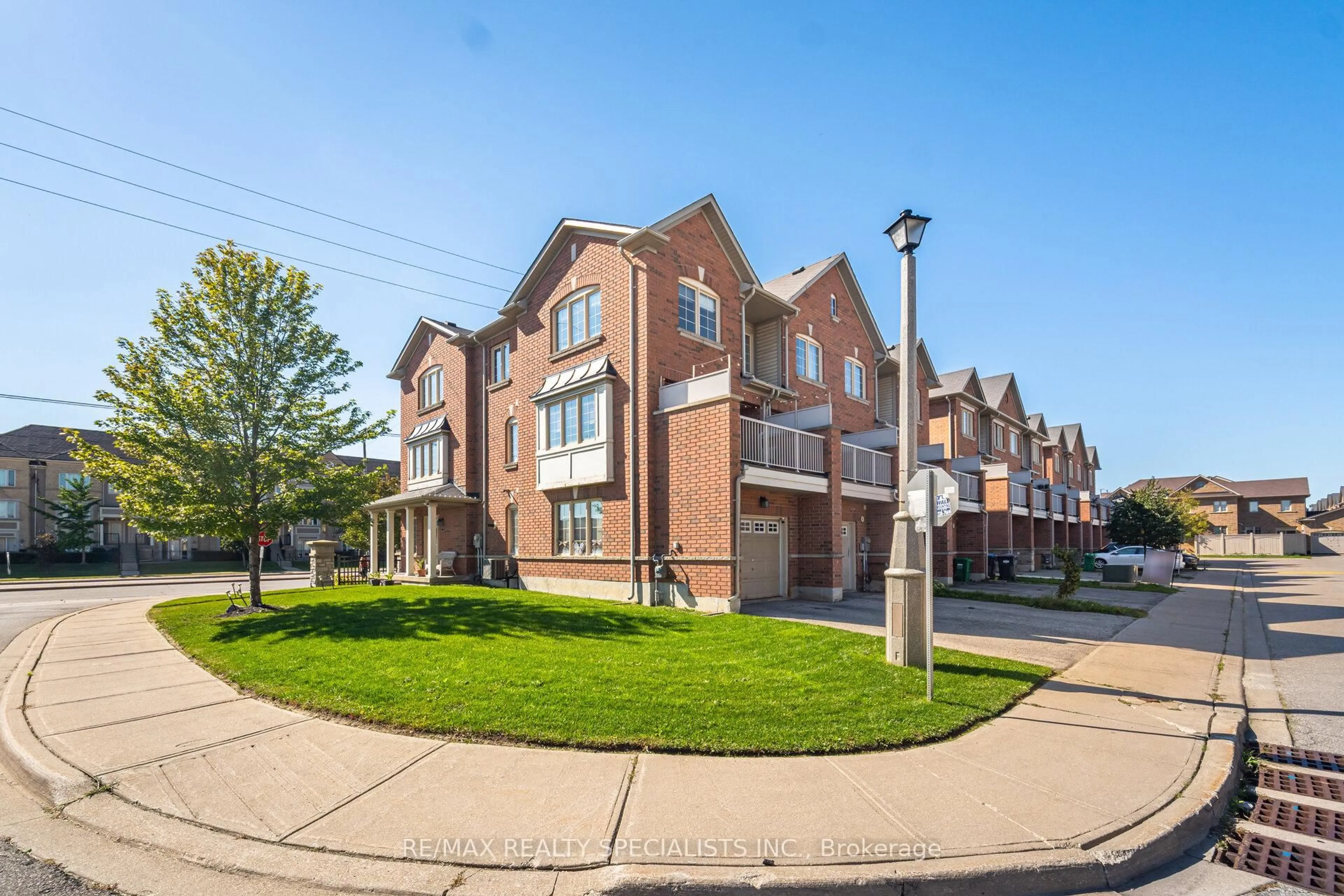 Home with brick exterior material, street for 2 Shiraz Dr #114, Brampton Ontario L6R 0W7