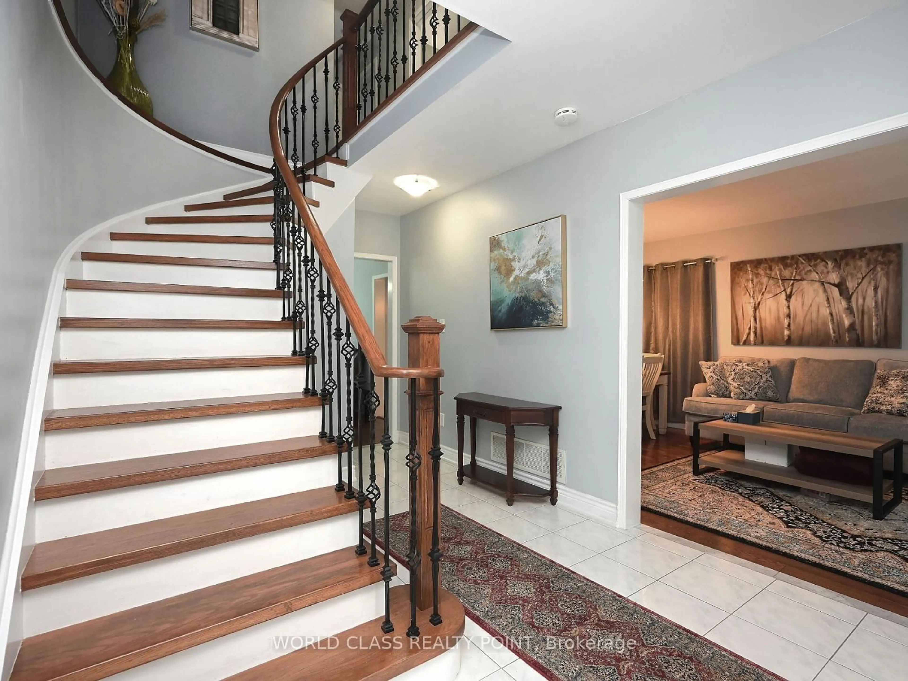 Indoor entryway for 6136 Ford Rd, Mississauga Ontario L5V 1X1
