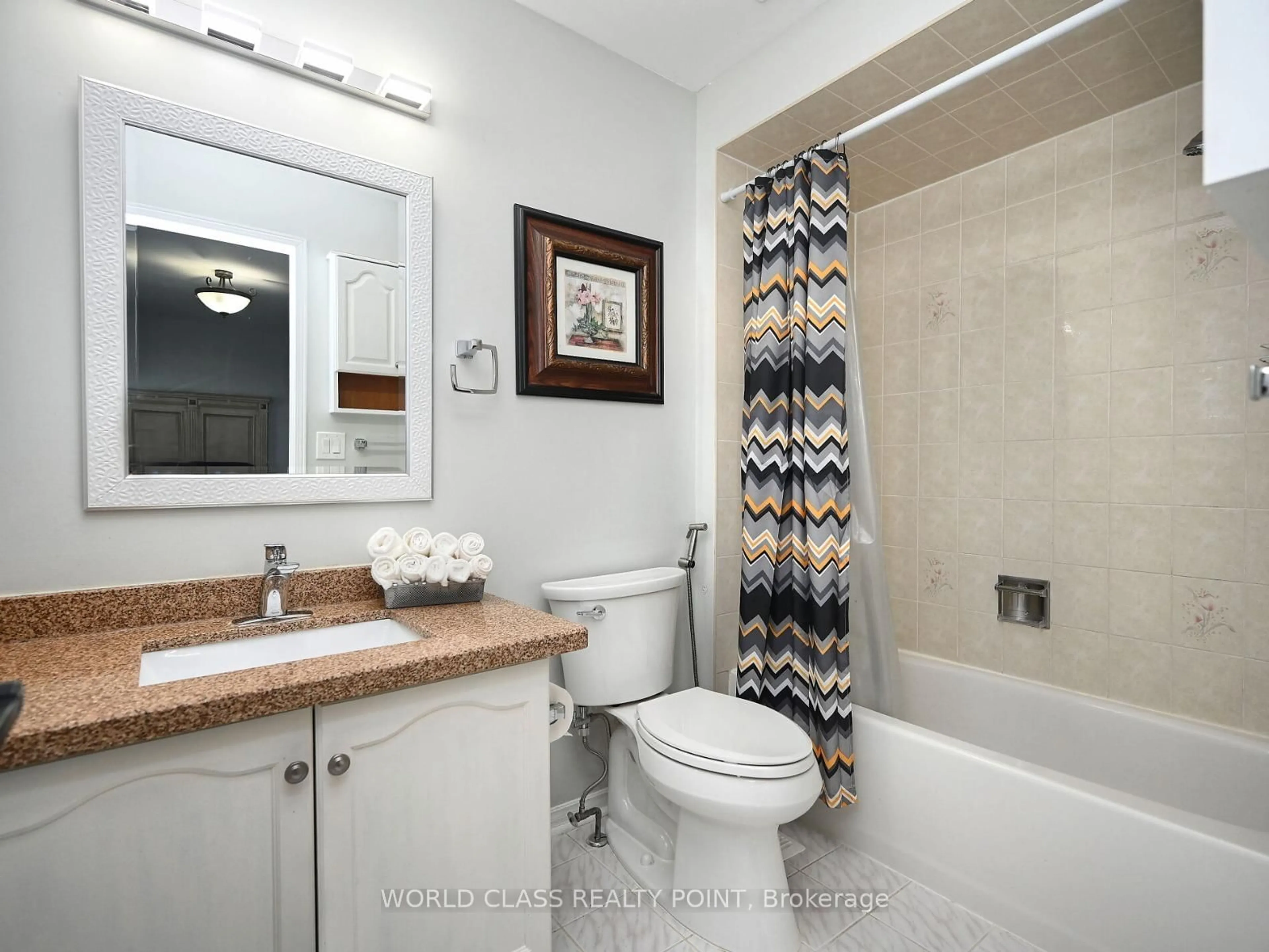 Standard bathroom, ceramic/tile floor for 6136 Ford Rd, Mississauga Ontario L5V 1X1