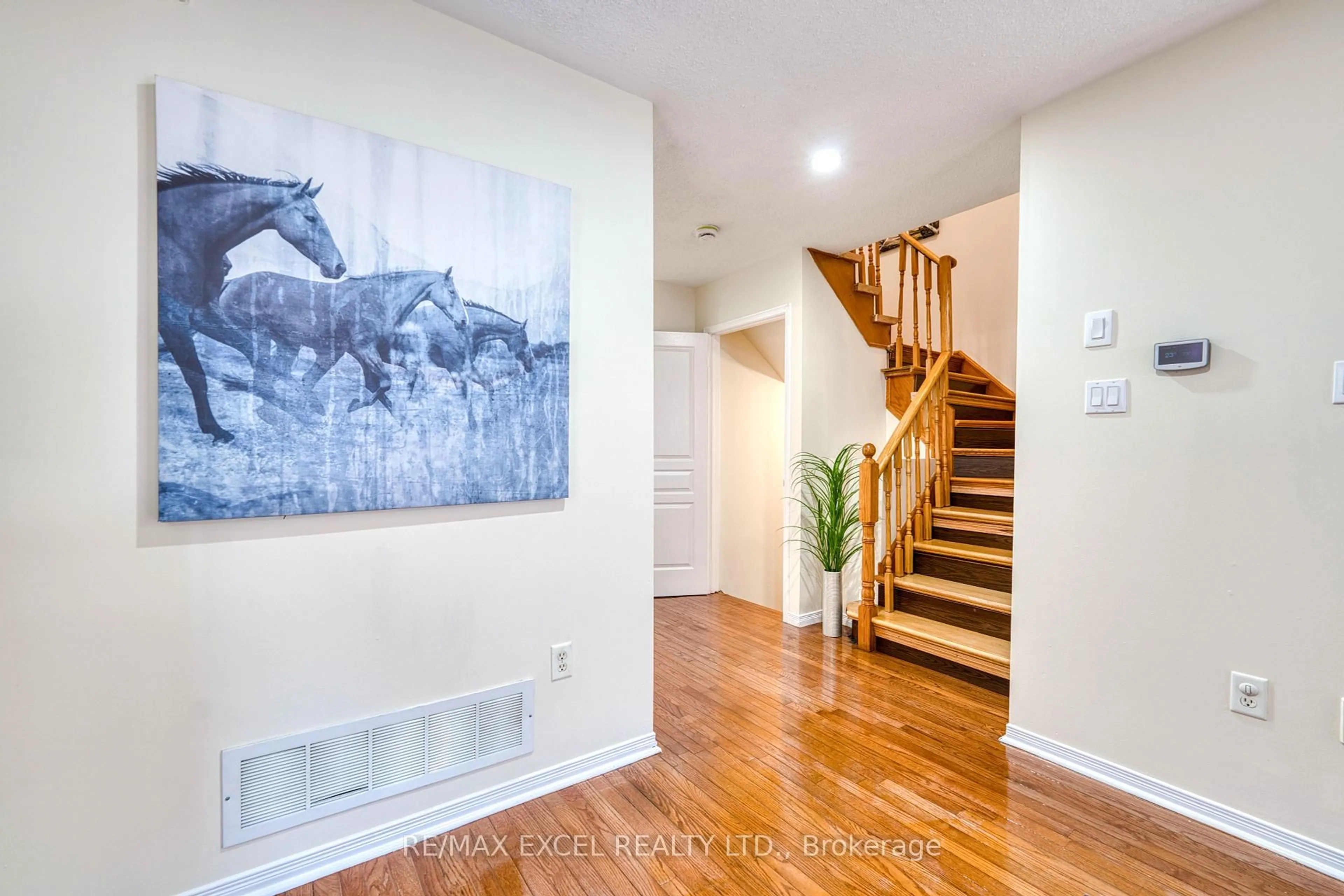 Indoor entryway for 5909 Churchill Meadows Blvd, Mississauga Ontario L5M 6Y2