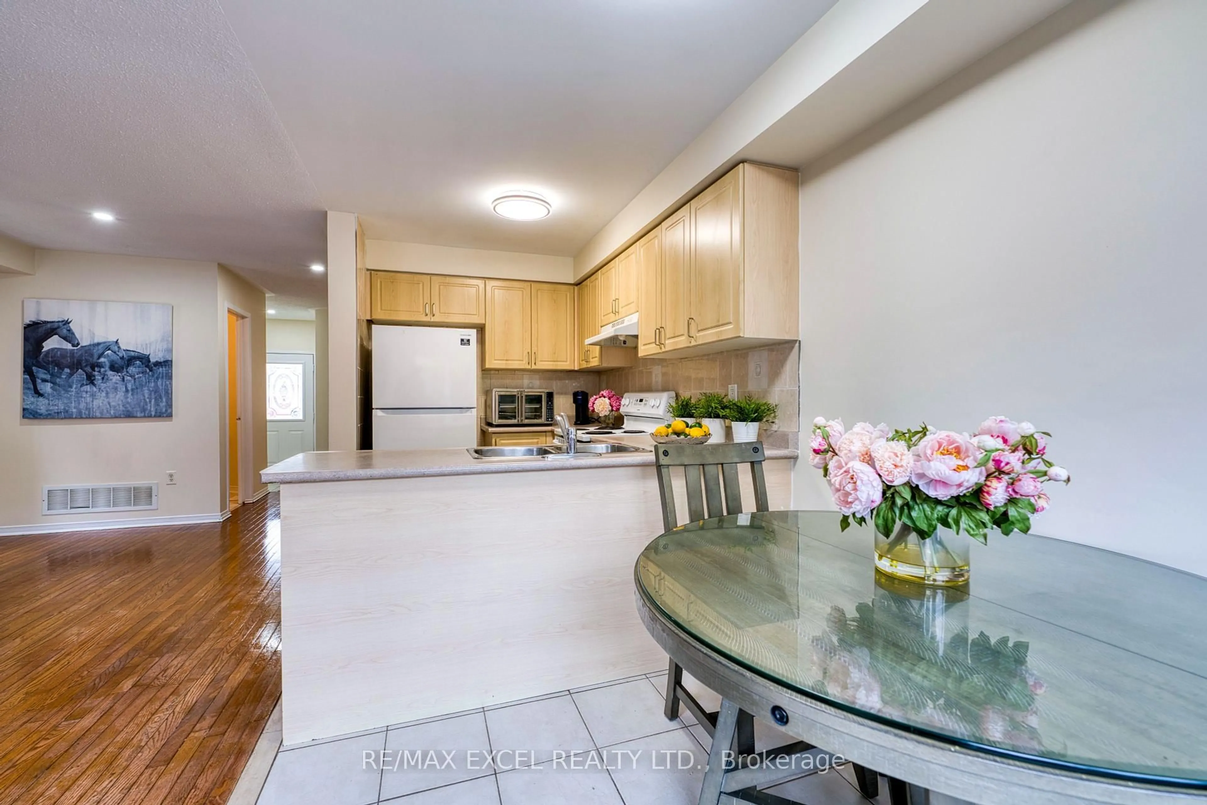 Open concept kitchen, unknown for 5909 Churchill Meadows Blvd, Mississauga Ontario L5M 6Y2