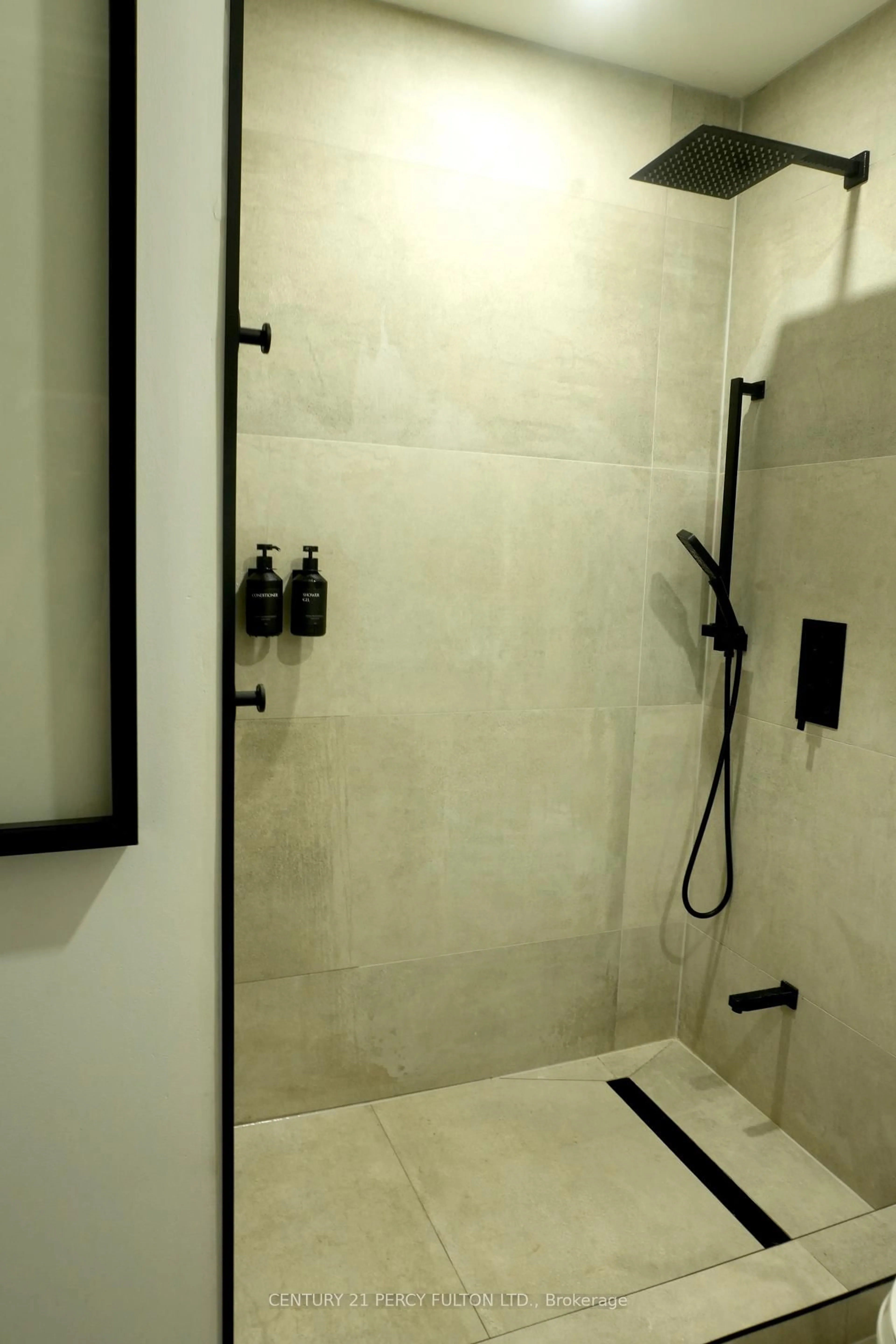 Contemporary bathroom, ceramic/tile floor for 48 Campbell Dr, Brampton Ontario L6X 2H7