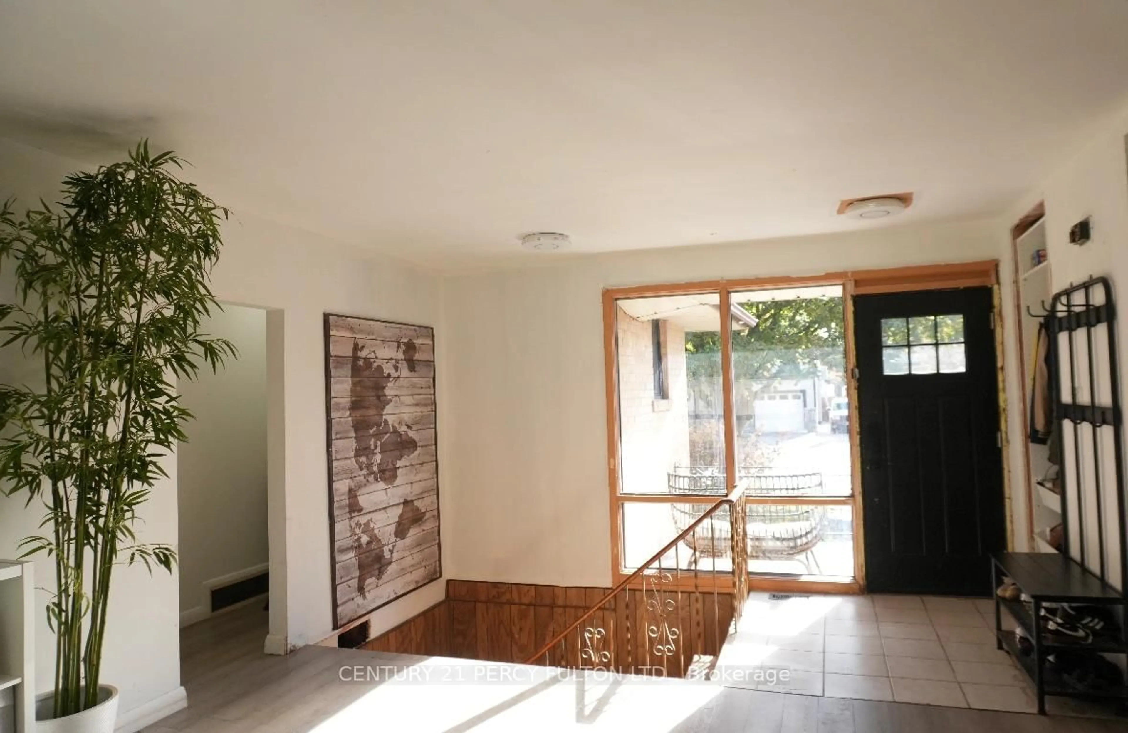 Indoor foyer for 48 Campbell Dr, Brampton Ontario L6X 2H7