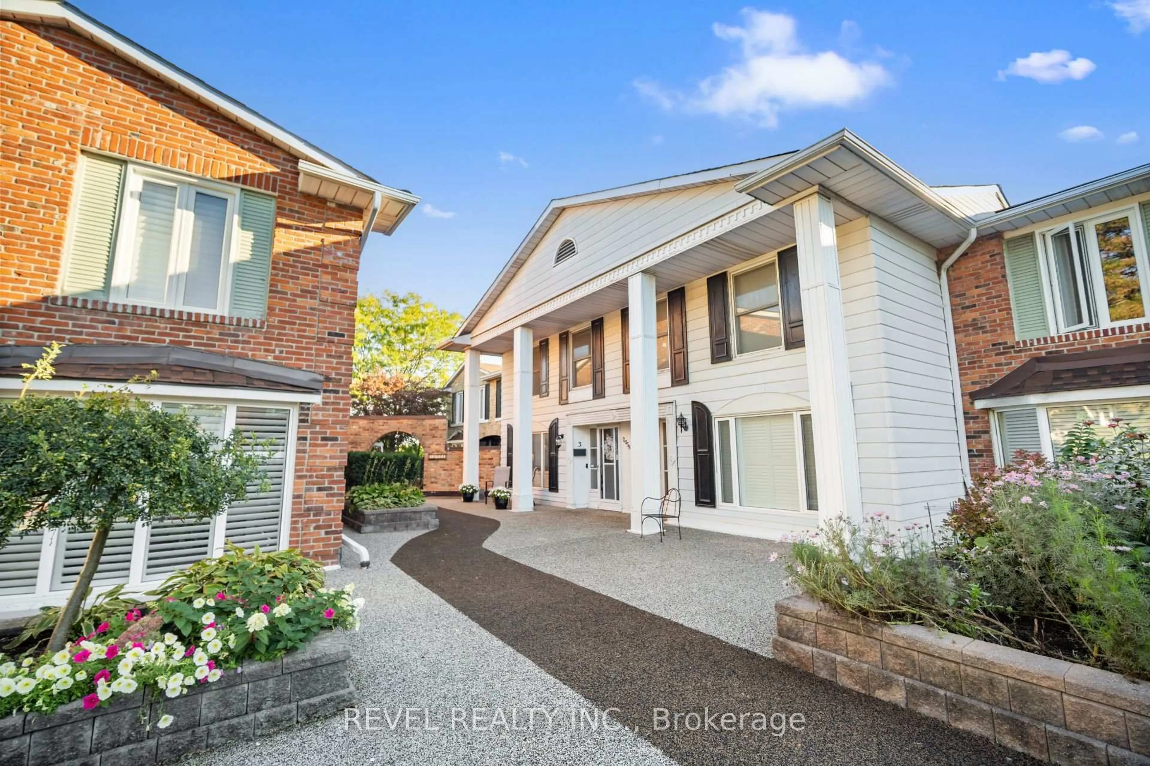 A pic from outside/outdoor area/front of a property/back of a property/a pic from drone, street for 2058 Brant St #3, Burlington Ontario L7P 3A6