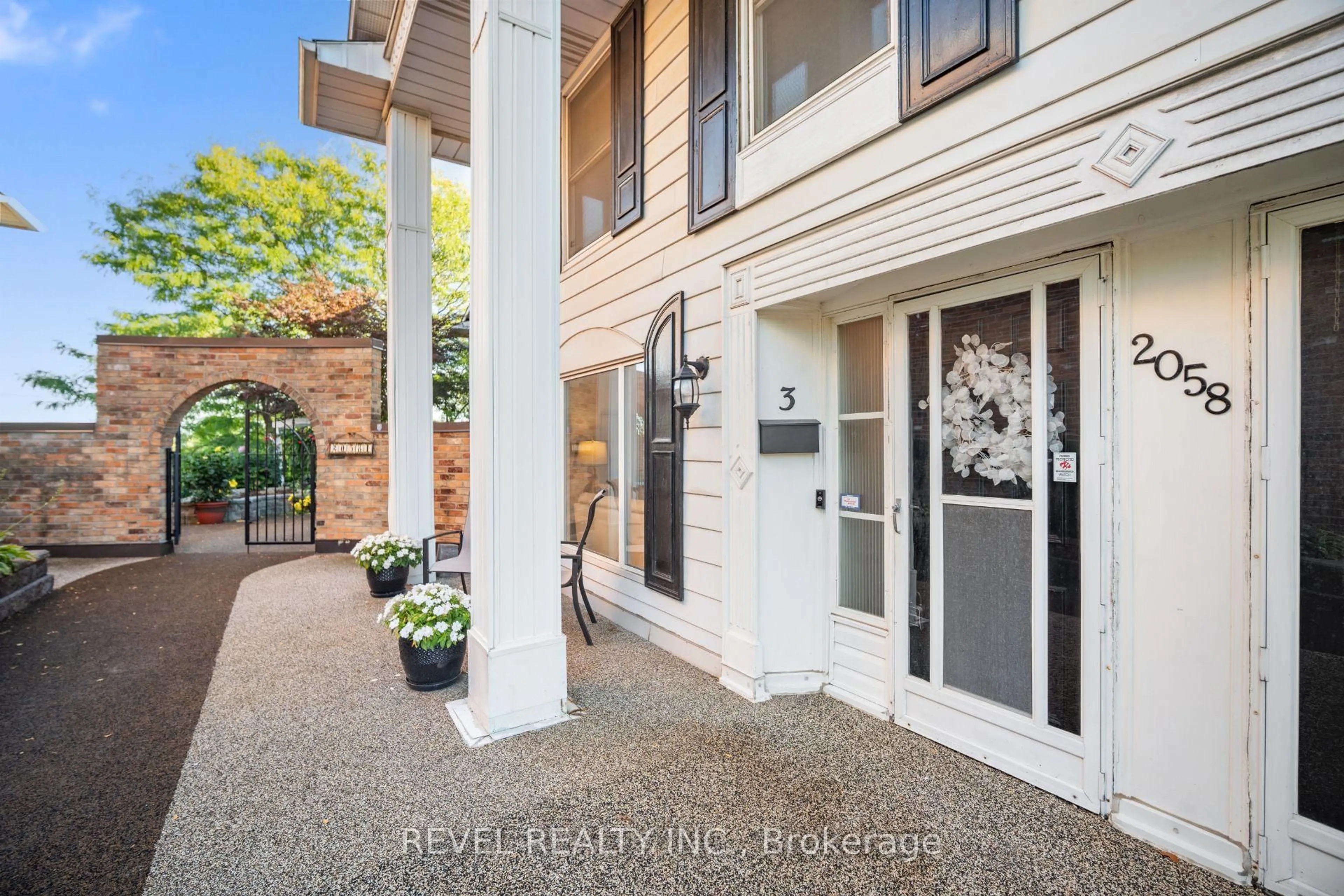 Unknown for 2058 Brant St #3, Burlington Ontario L7P 3A6