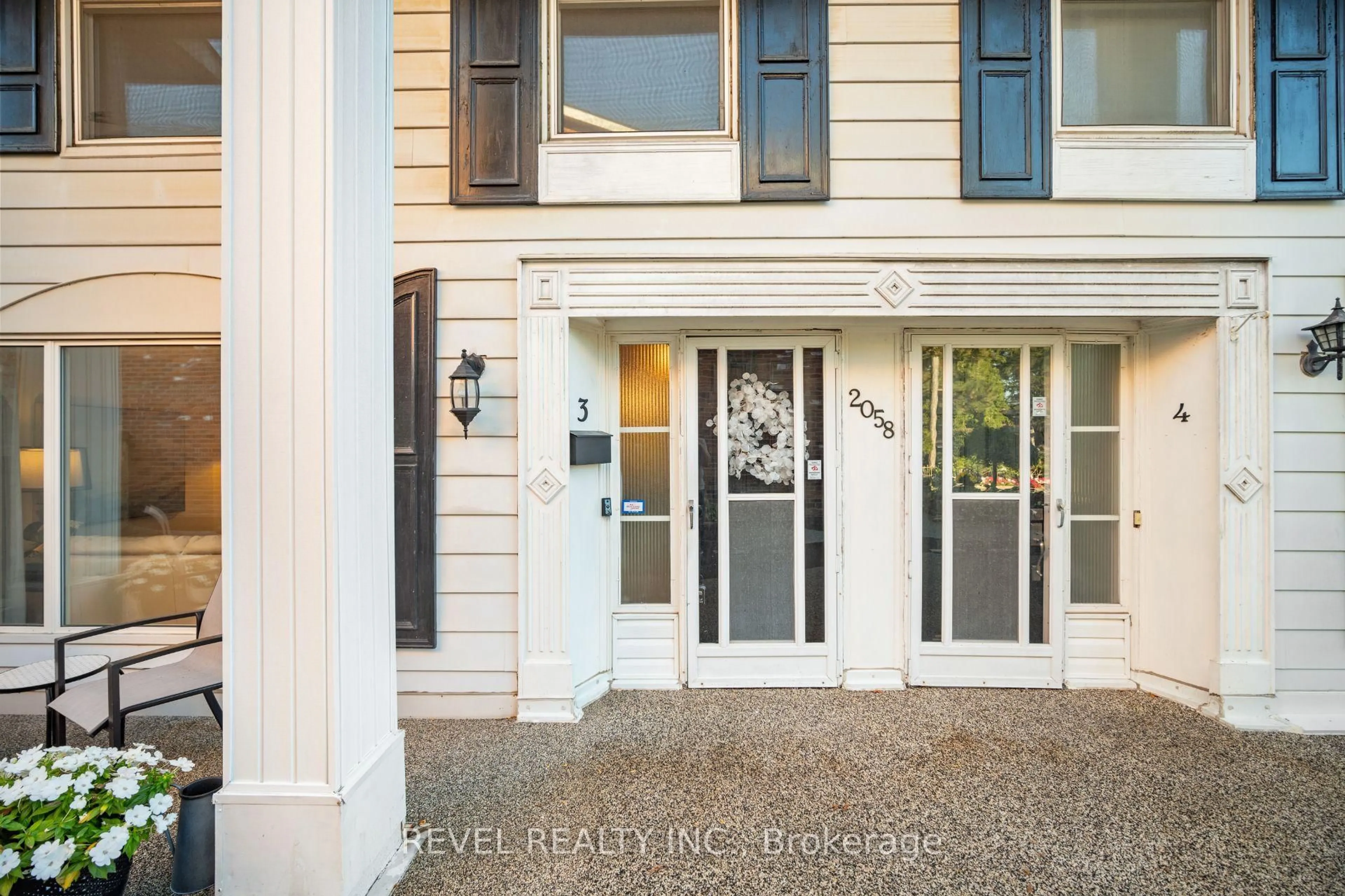 Indoor entryway for 2058 Brant St #3, Burlington Ontario L7P 3A6