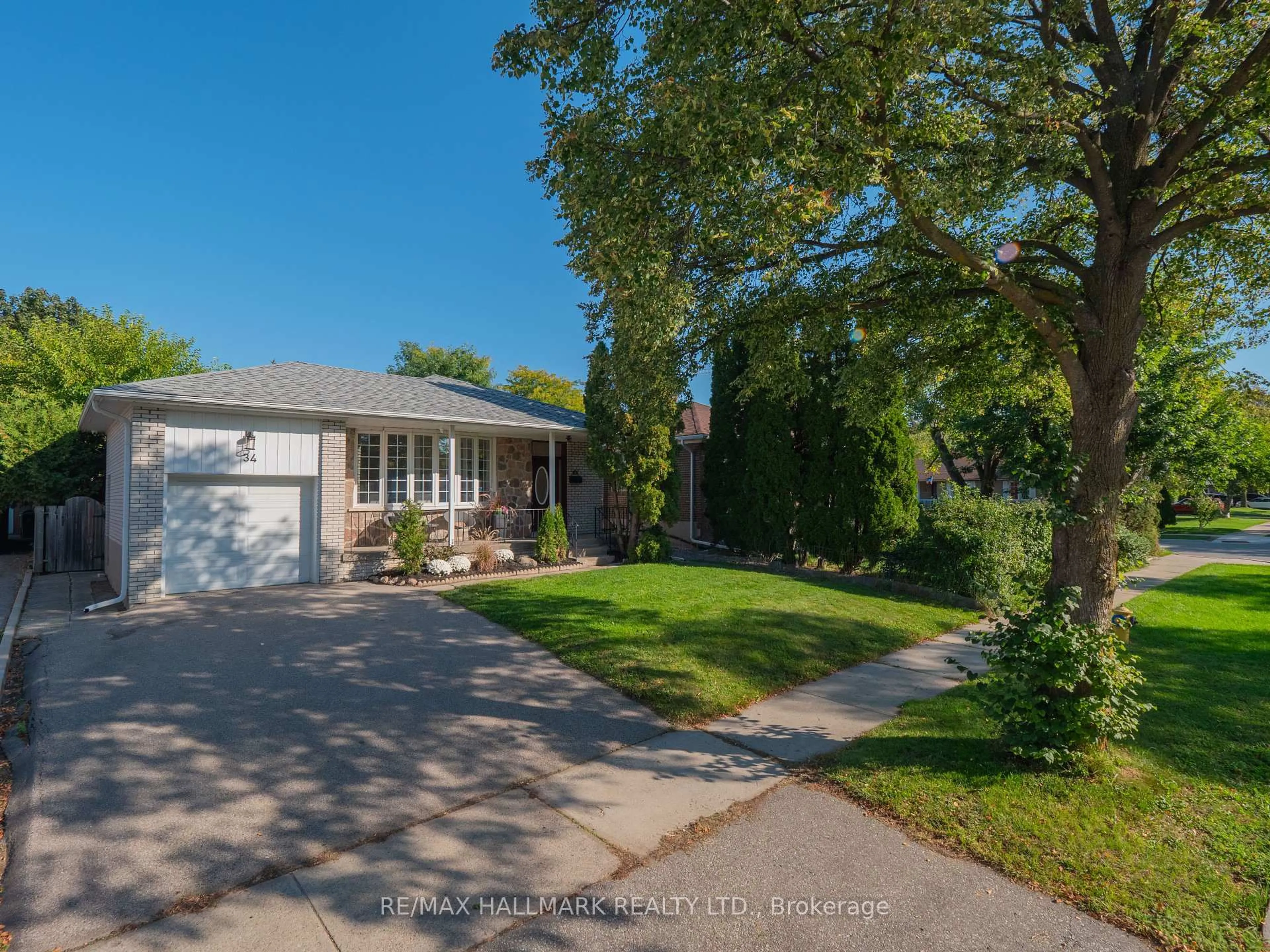 A pic from outside/outdoor area/front of a property/back of a property/a pic from drone, street for 34 Guernsey Dr, Toronto Ontario M9C 3A6