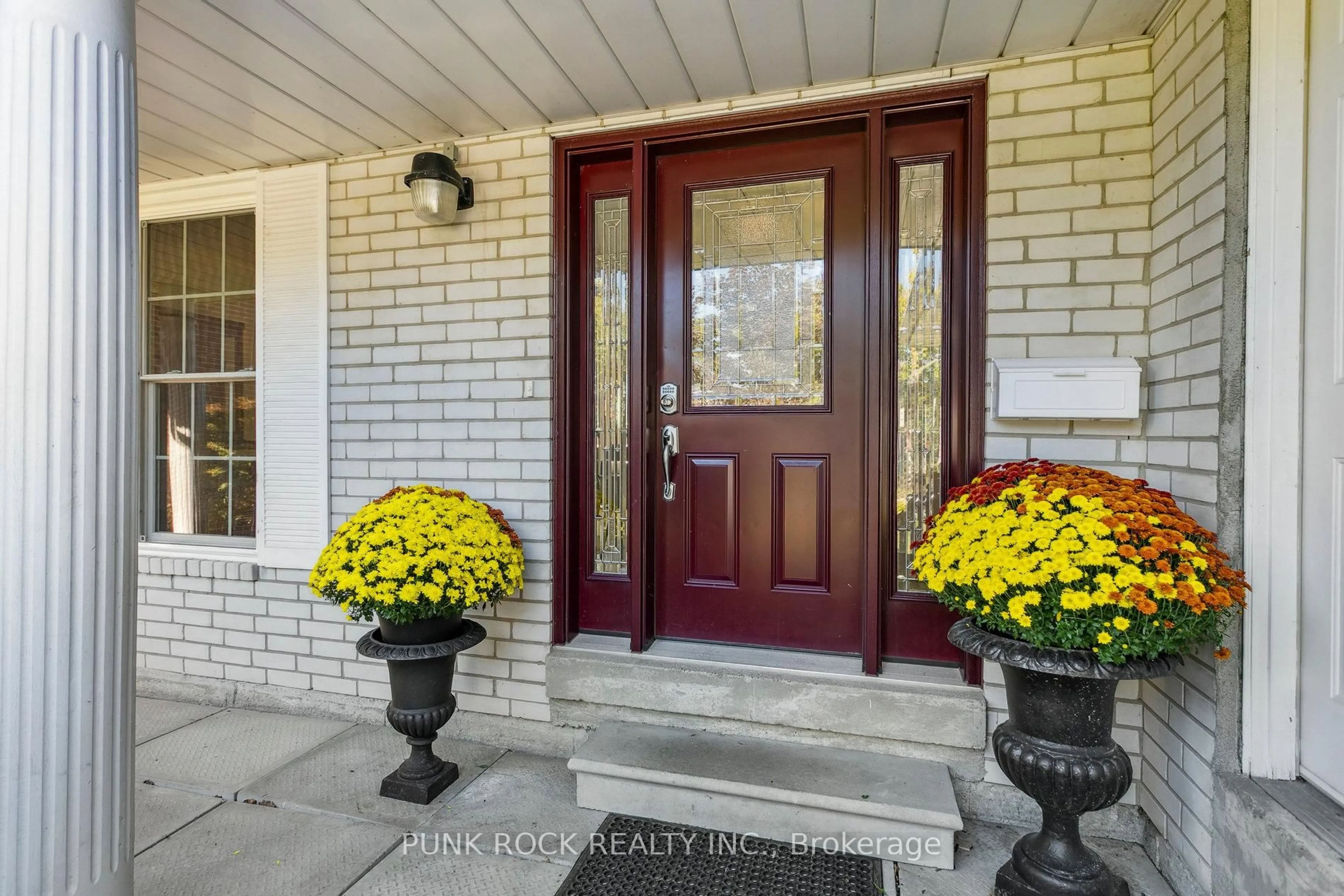Indoor entryway for 4161 Claypine Rise, Mississauga Ontario L4W 2G5