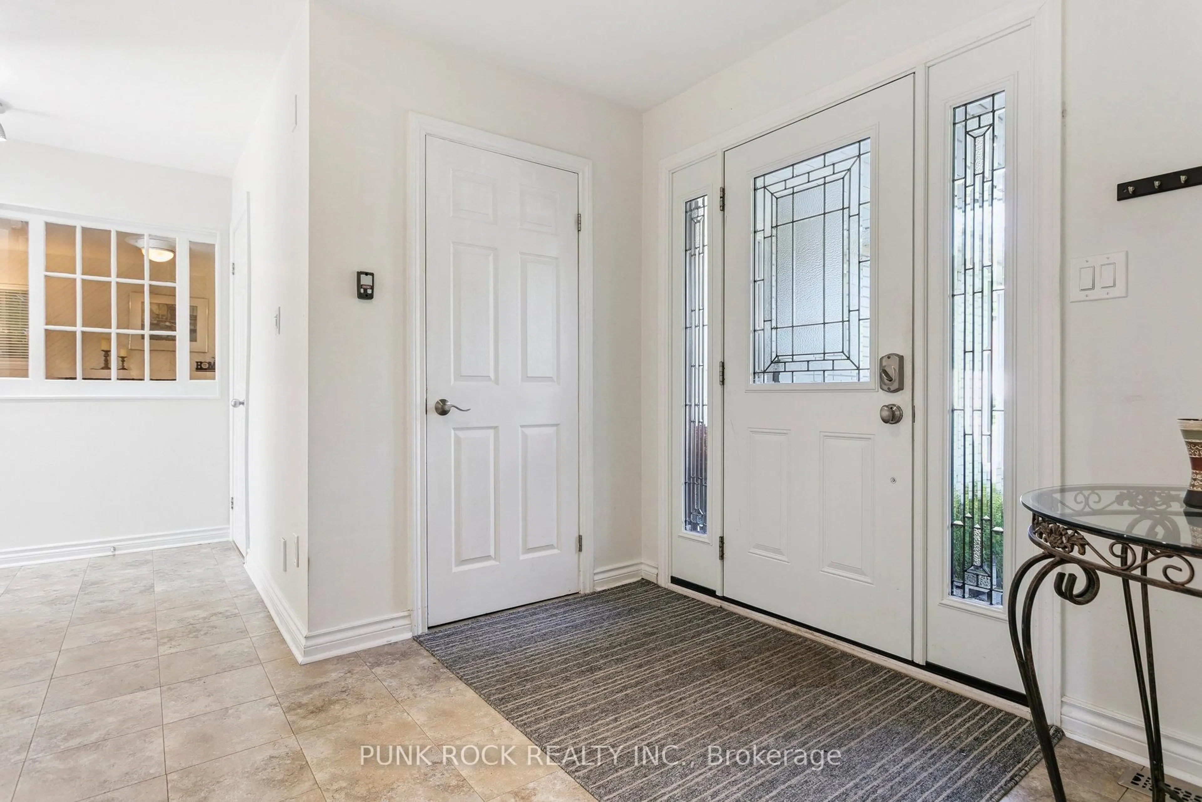 Indoor entryway for 4161 Claypine Rise, Mississauga Ontario L4W 2G5
