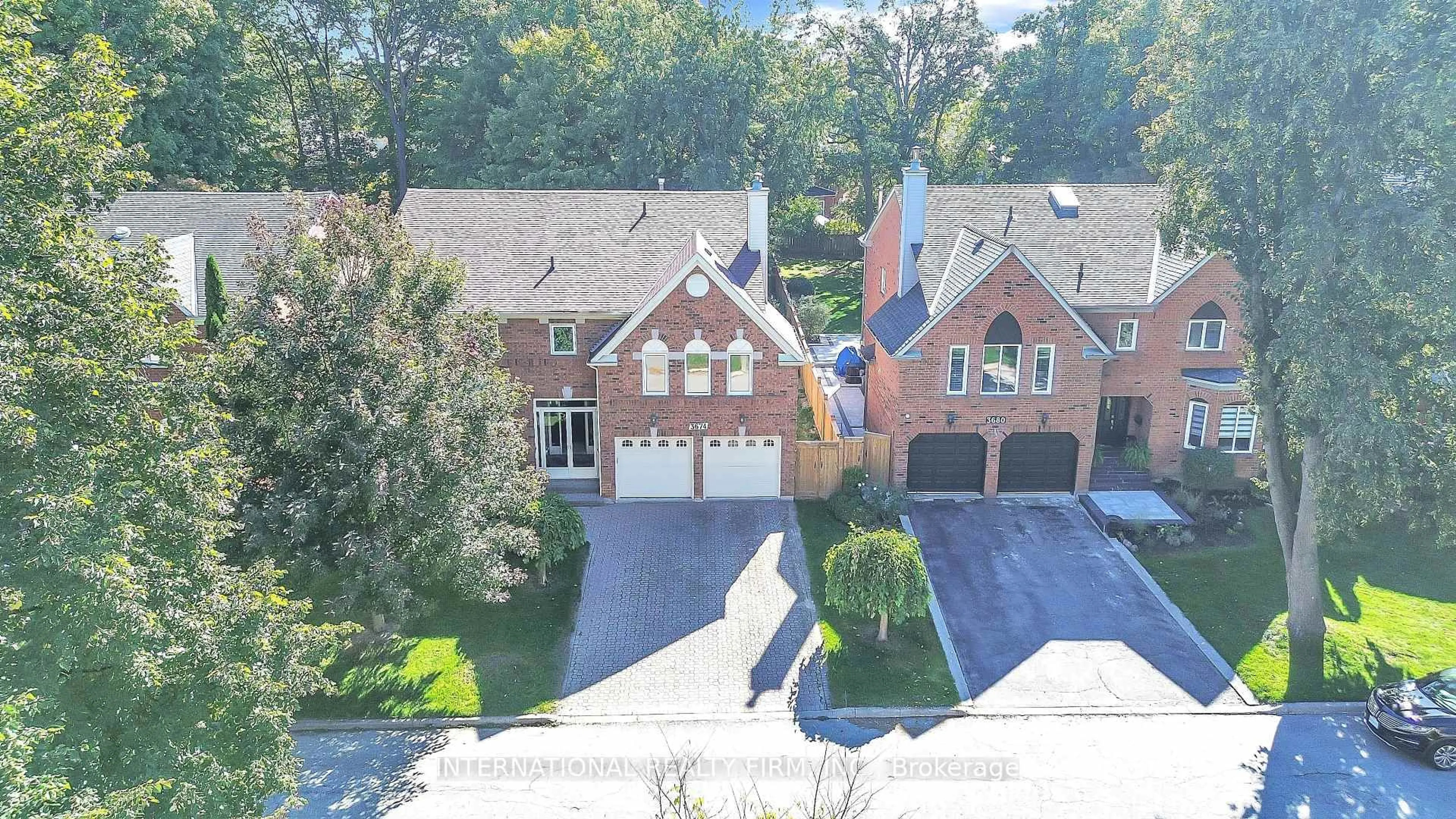 A pic from outside/outdoor area/front of a property/back of a property/a pic from drone, street for 3674 St. Laurent Crt, Mississauga Ontario L5L 4T1