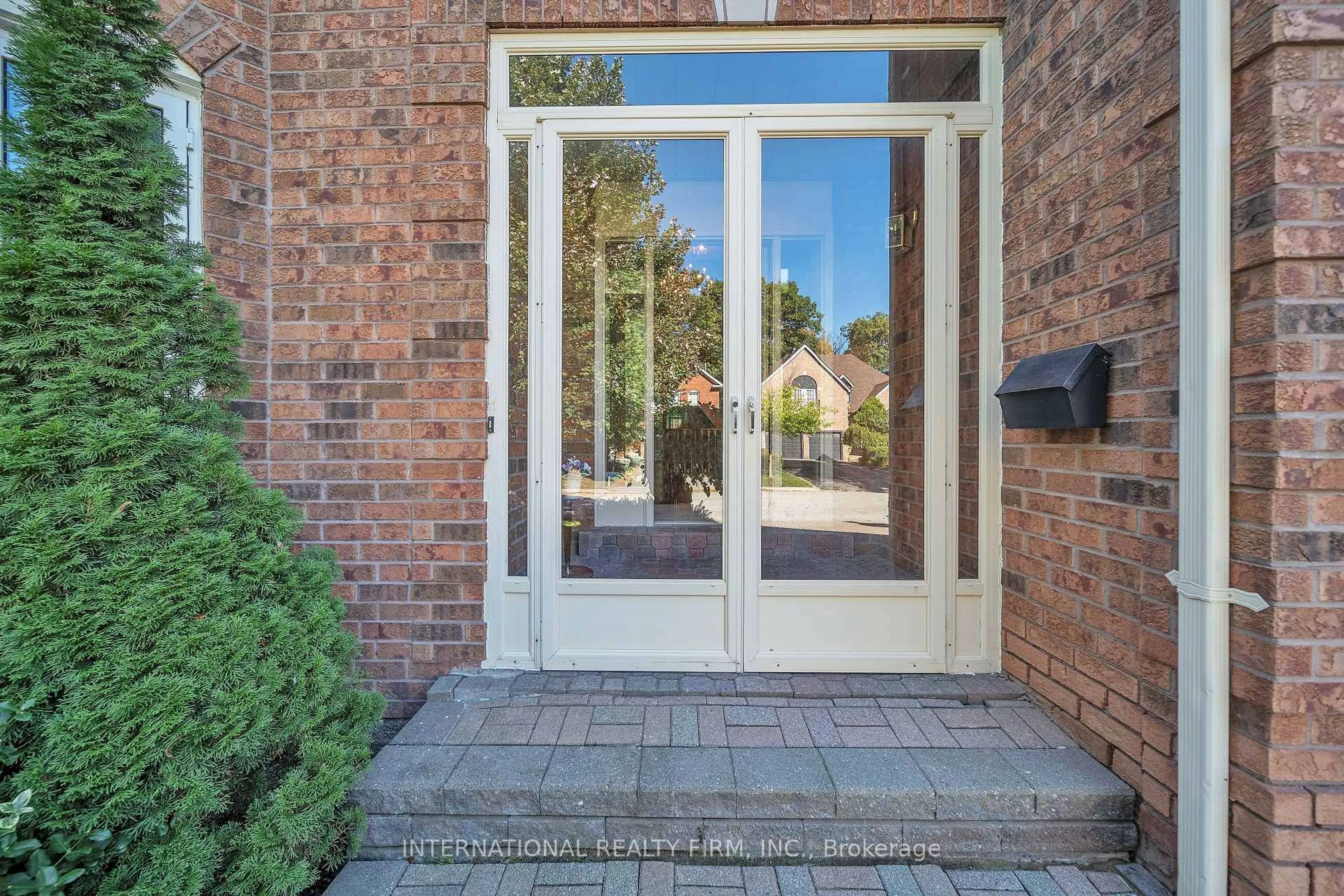 Indoor entryway for 3674 St. Laurent Crt, Mississauga Ontario L5L 4T1