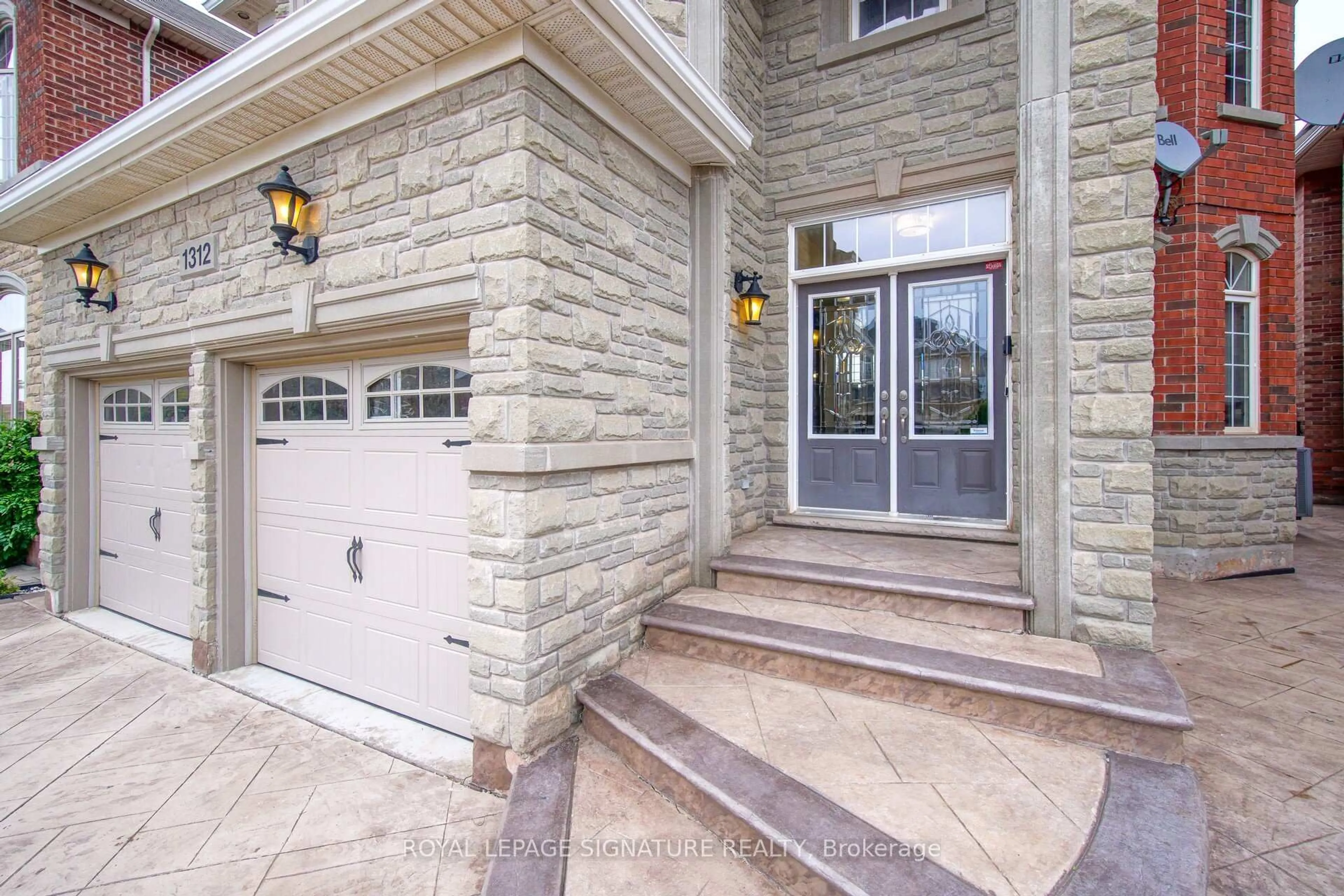 Indoor entryway for 1312 Kestell Blvd, Oakville Ontario L6H 0B9