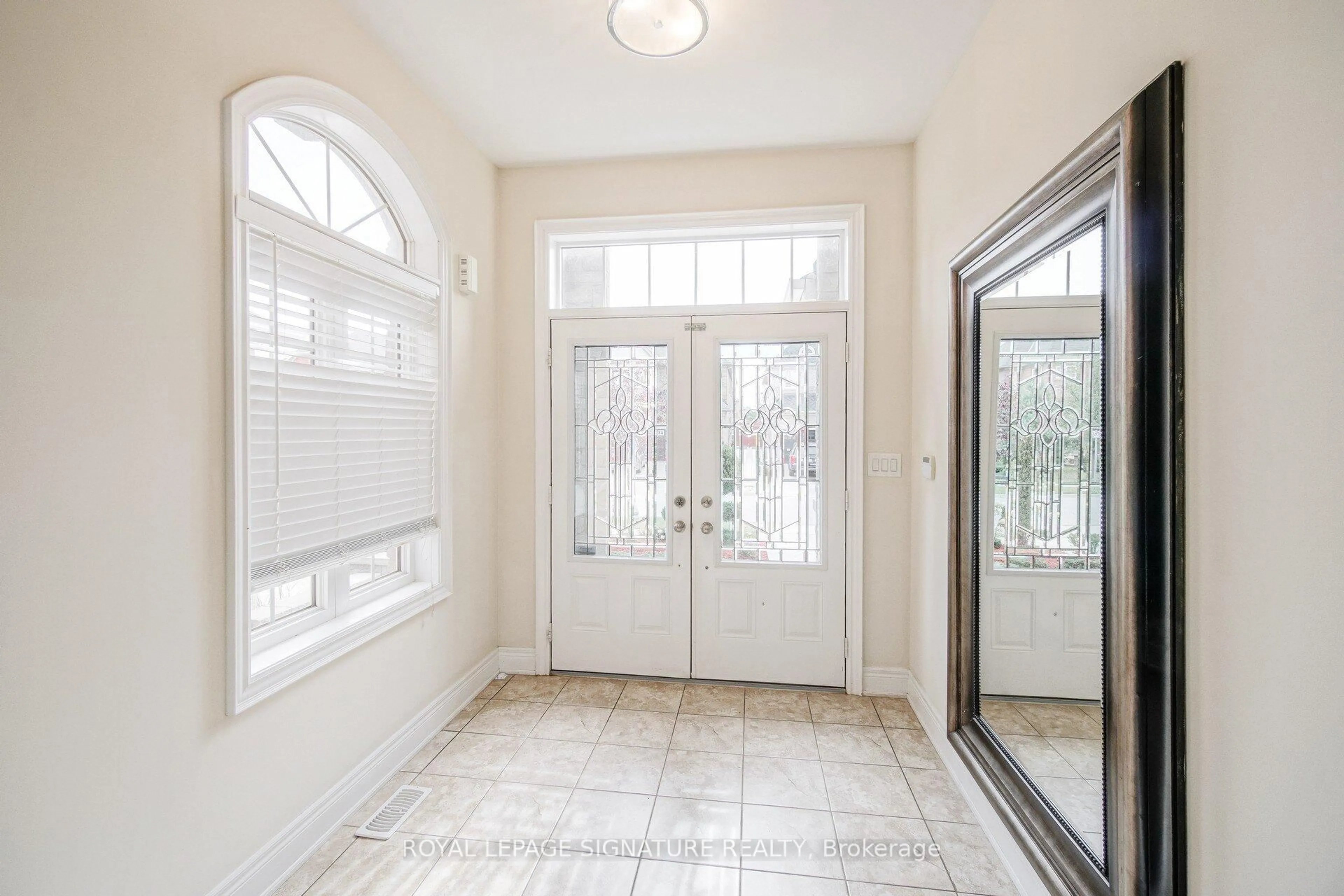 Indoor entryway for 1312 Kestell Blvd, Oakville Ontario L6H 0B9