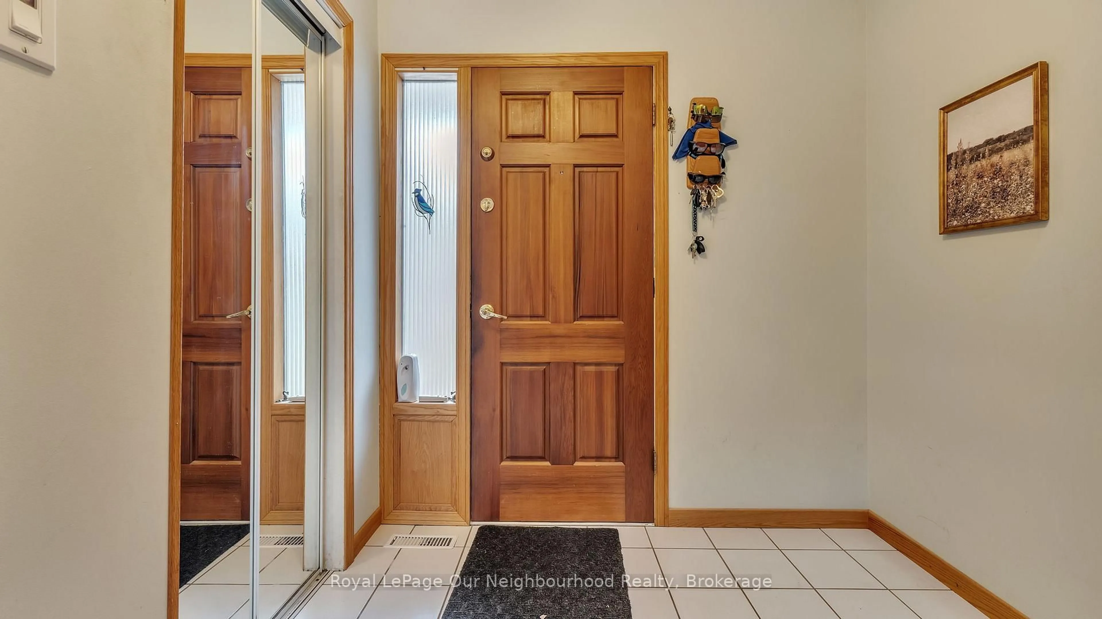 Indoor entryway for 616 Forestwood Cres, Burlington Ontario L7L 4K5