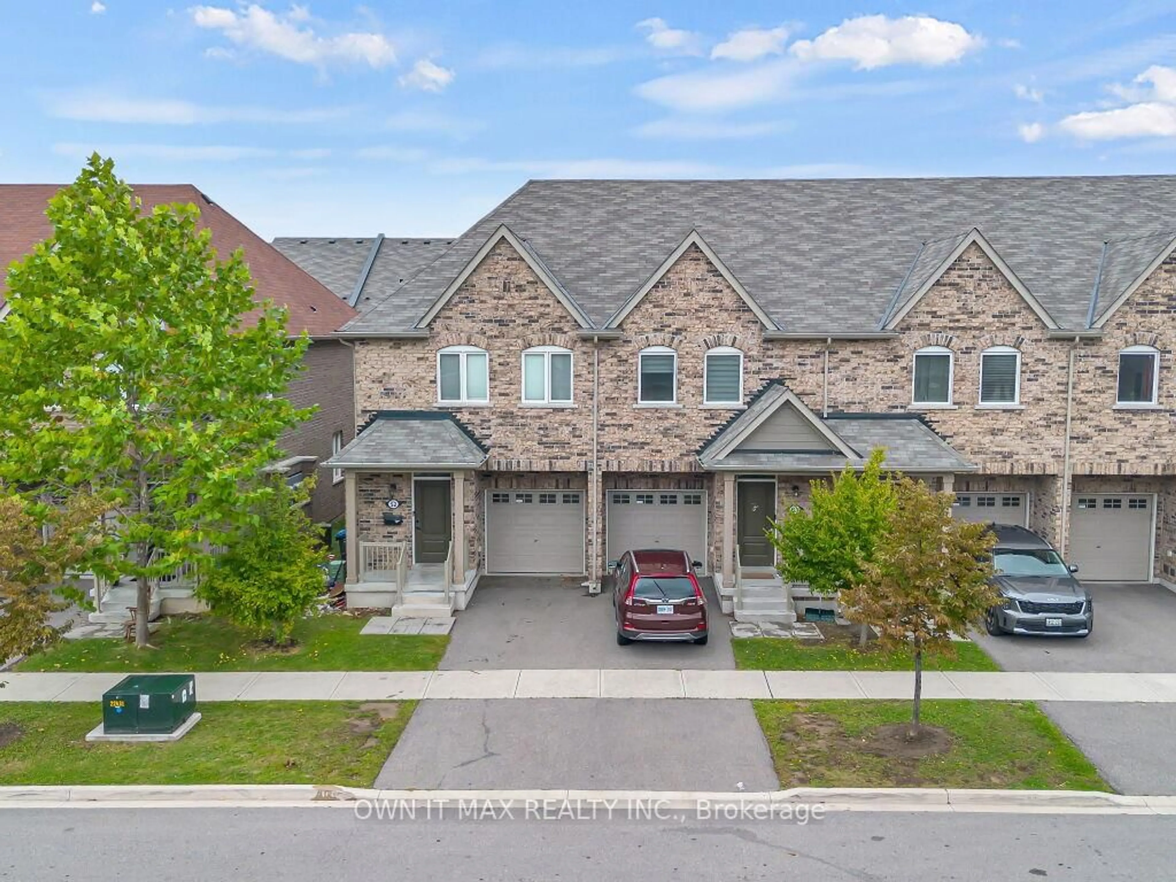 A pic from outside/outdoor area/front of a property/back of a property/a pic from drone, street for 50 EDINBURGH Dr #52, Brampton Ontario L6Y 1N9