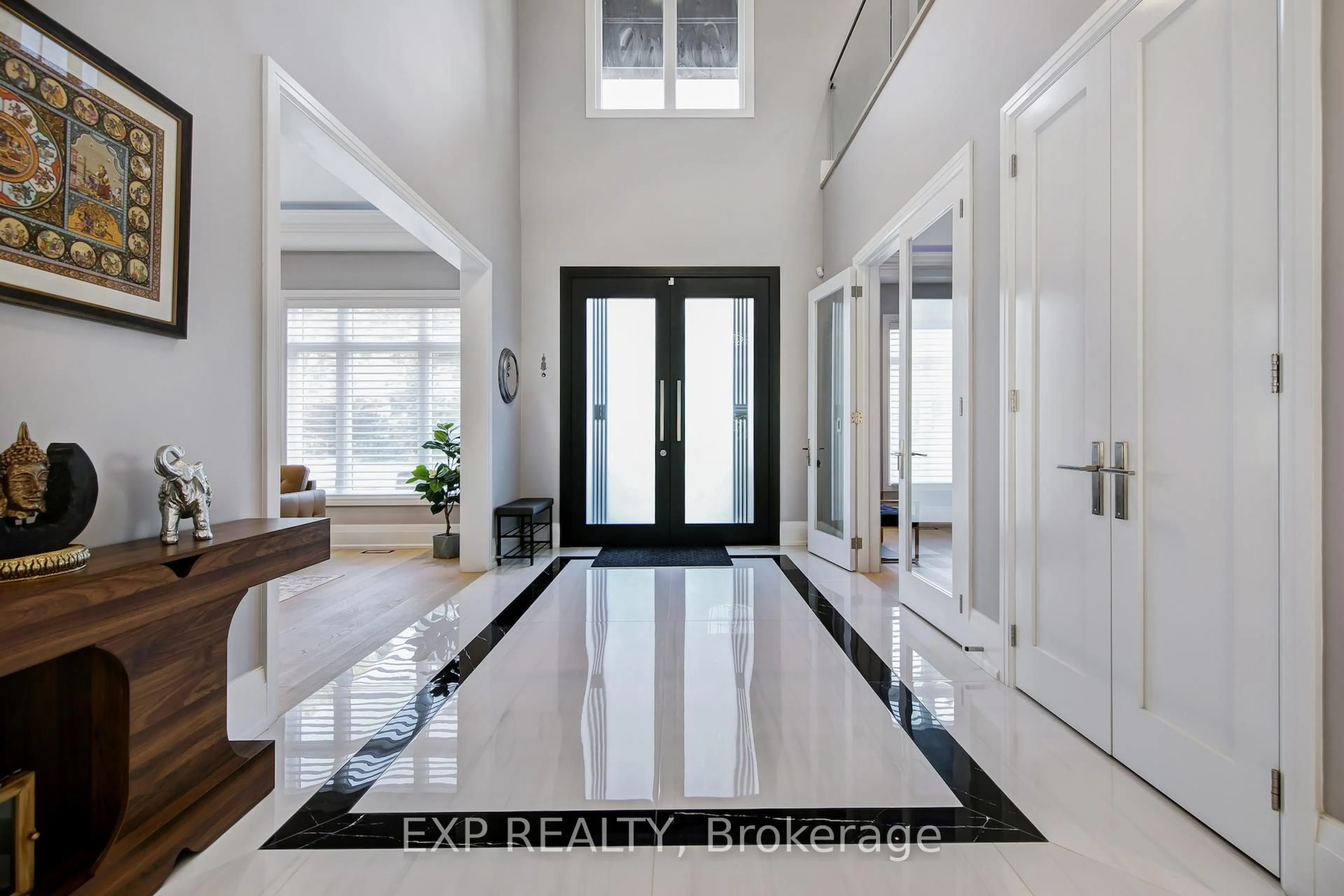 Indoor entryway for 150 WOLFDALE Ave, Oakville Ontario L6L 4S1