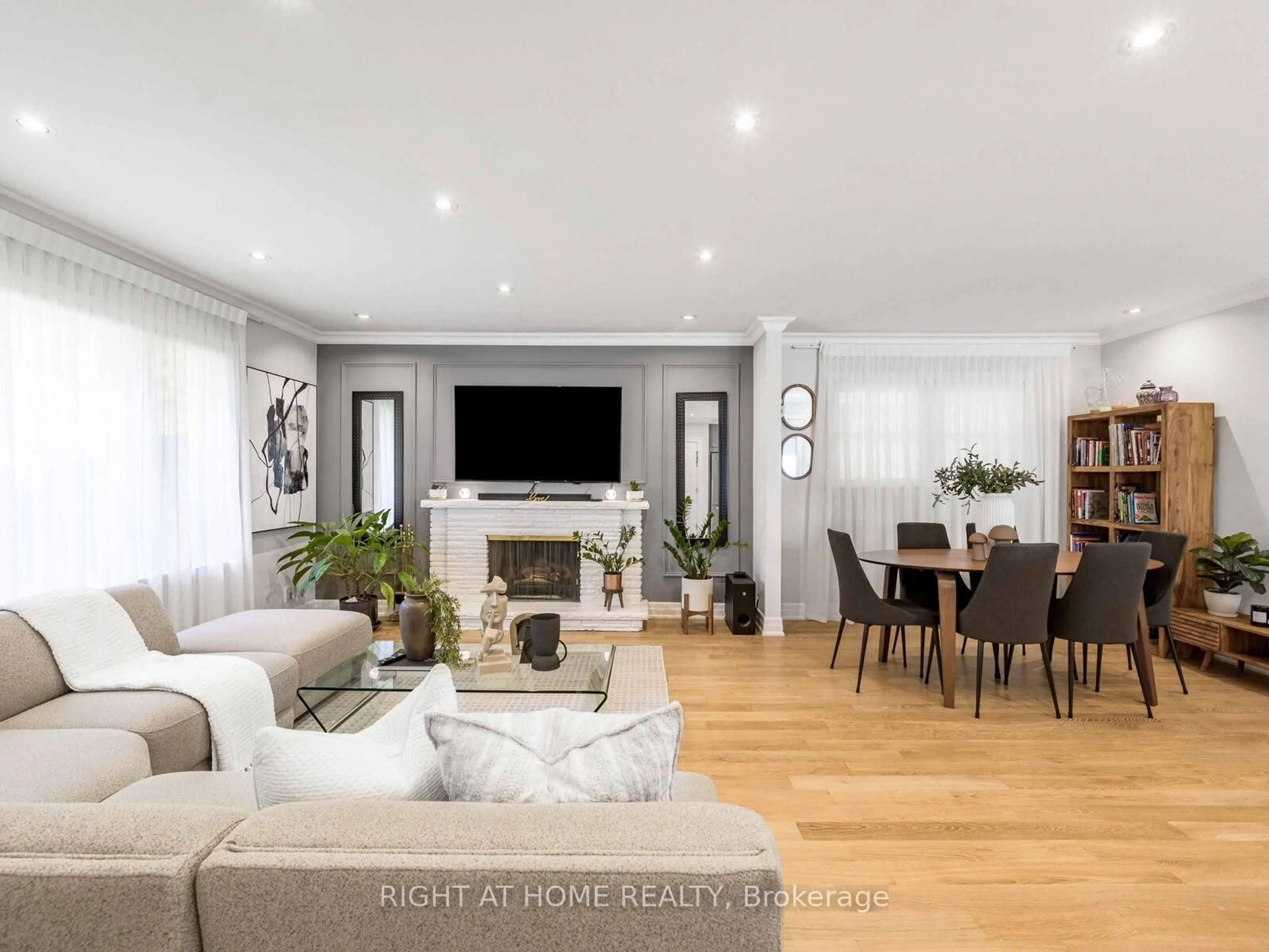 Living room with furniture, unknown for 7 Bloorlea Cres, Toronto Ontario M9B 1P2