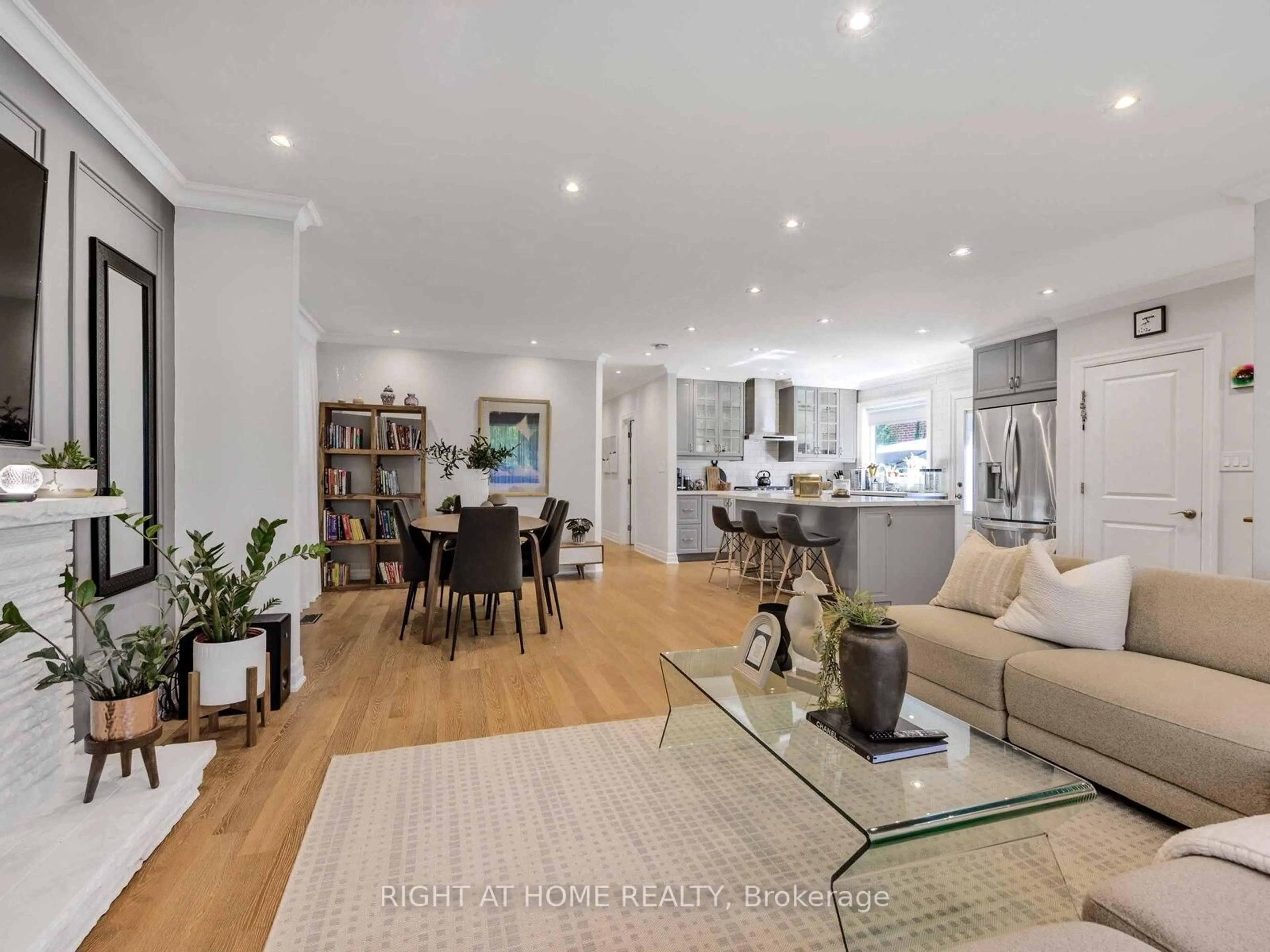 Living room with furniture, unknown for 7 Bloorlea Cres, Toronto Ontario M9B 1P2