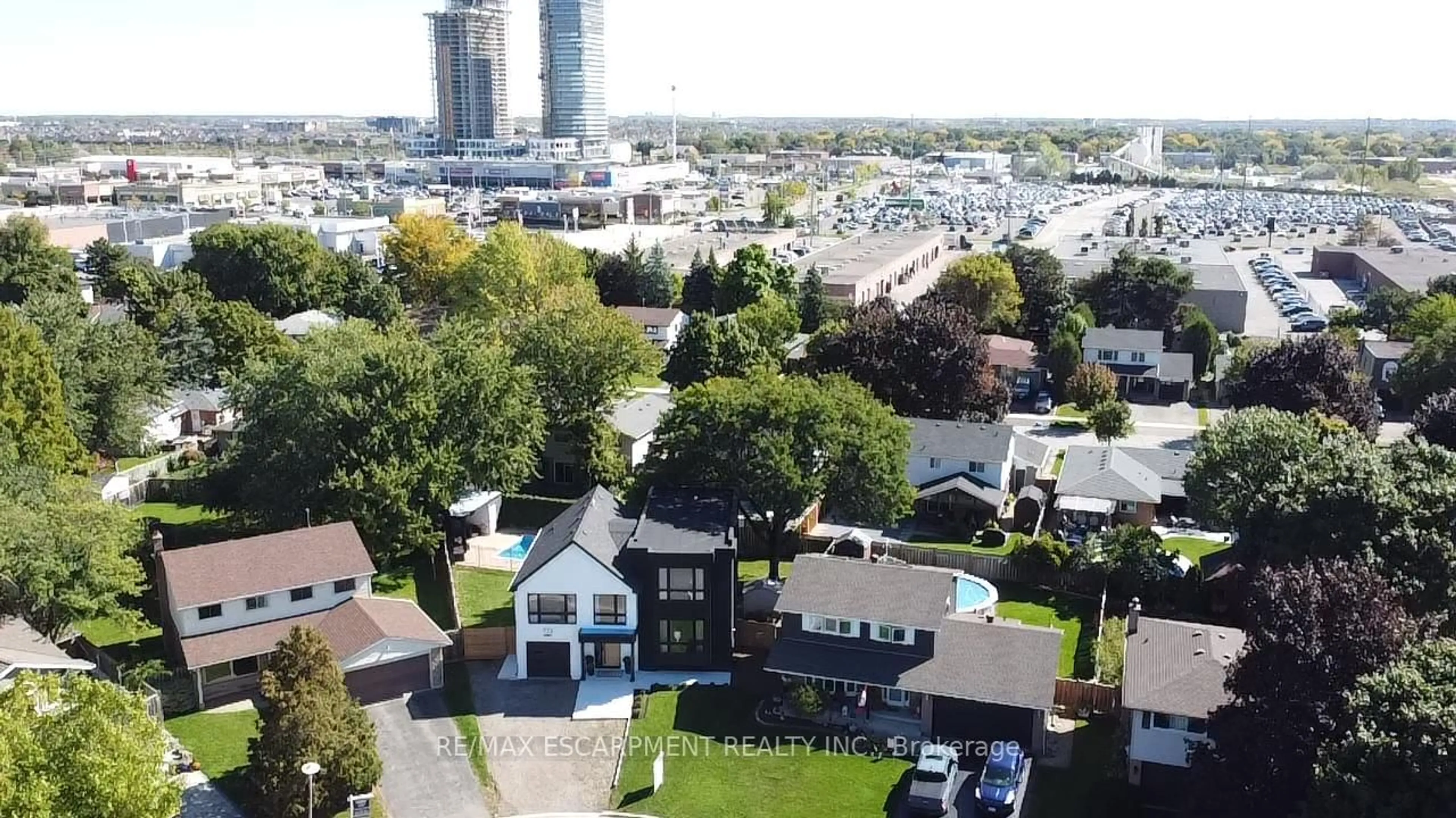 A pic from outside/outdoor area/front of a property/back of a property/a pic from drone, city buildings view from balcony for 772 Banting Crt, Milton Ontario L9T 3M5