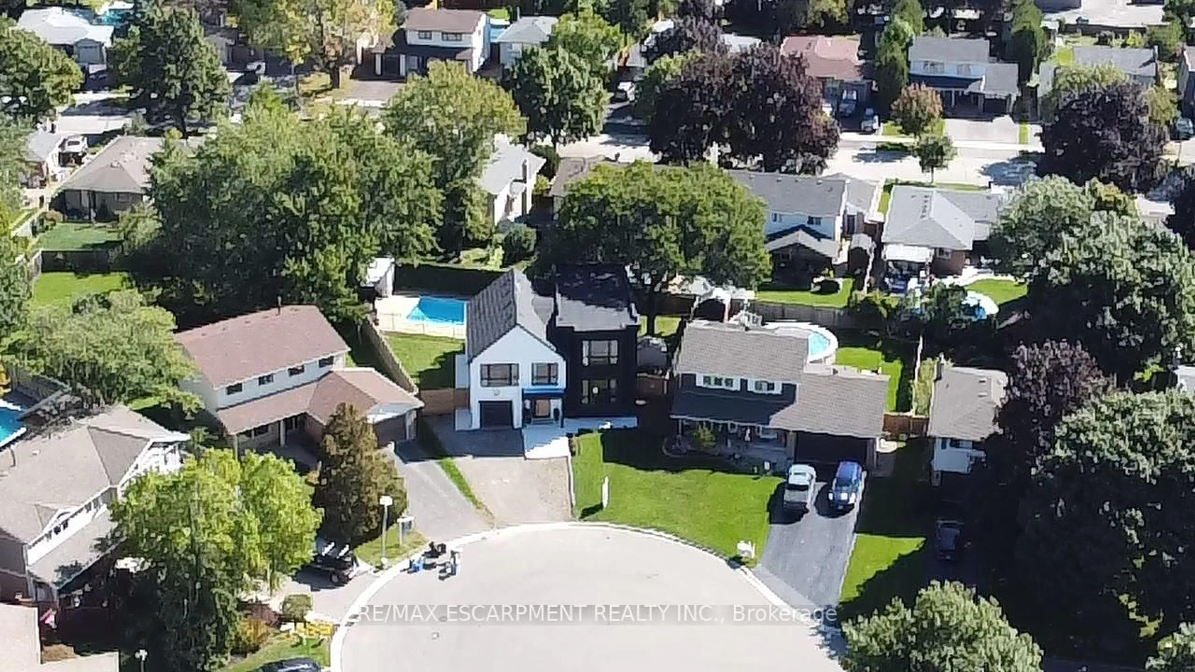 A pic from outside/outdoor area/front of a property/back of a property/a pic from drone, street for 772 Banting Crt, Milton Ontario L9T 3M5