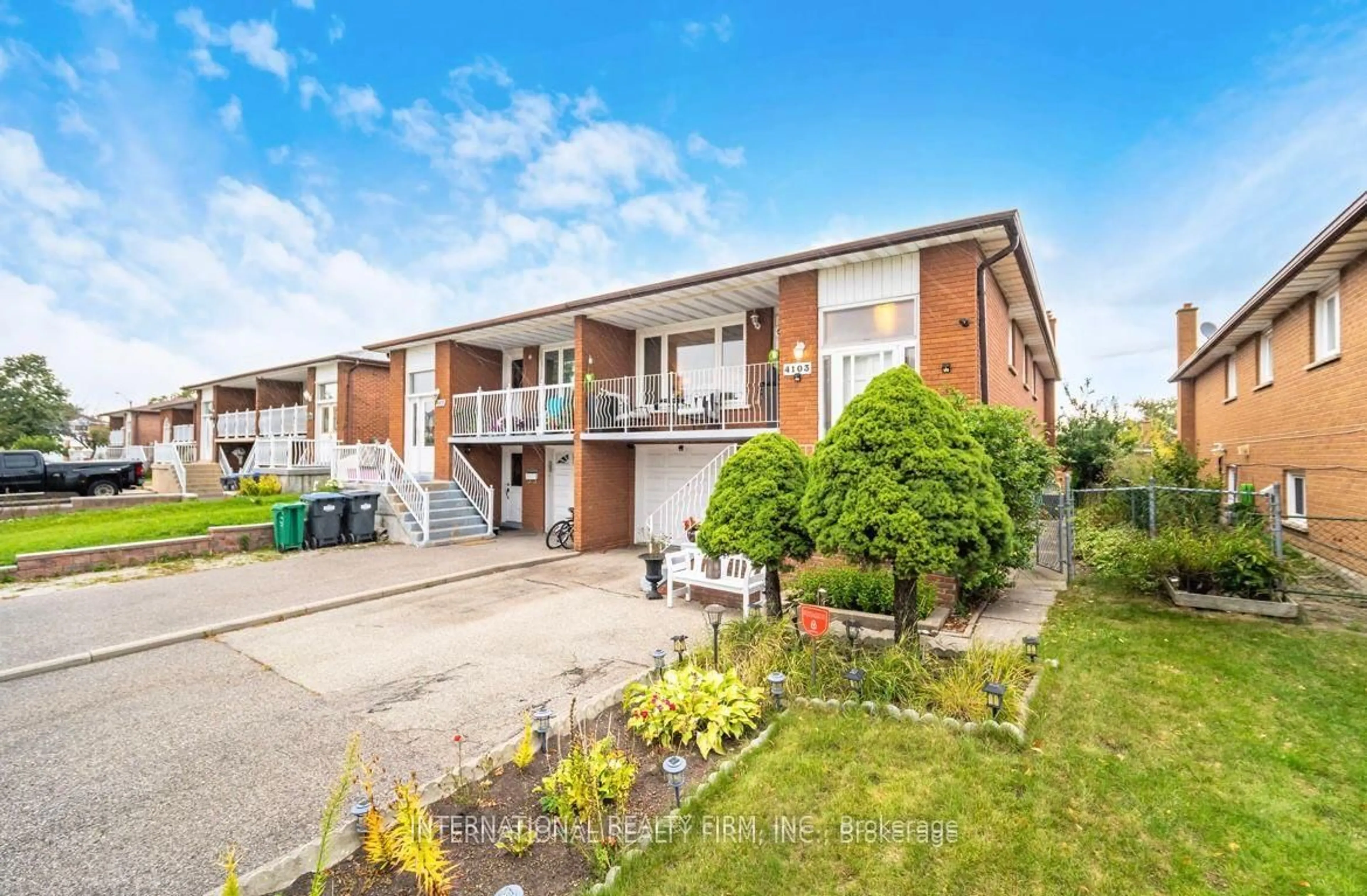 A pic from outside/outdoor area/front of a property/back of a property/a pic from drone, building for 4103 Clevedon Dr, Mississauga Ontario L4Z 1J4