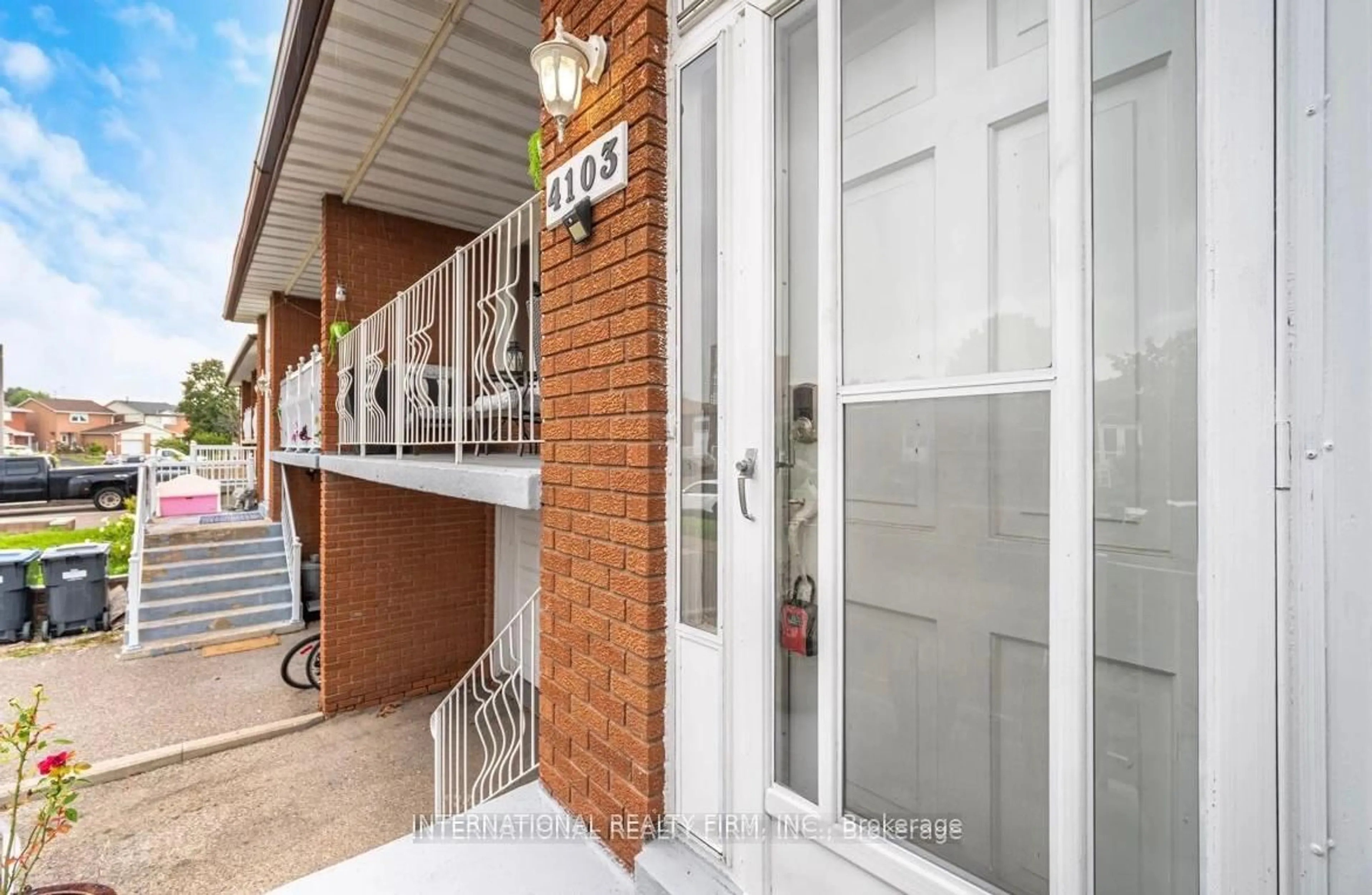 Indoor entryway for 4103 Clevedon Dr, Mississauga Ontario L4Z 1J4