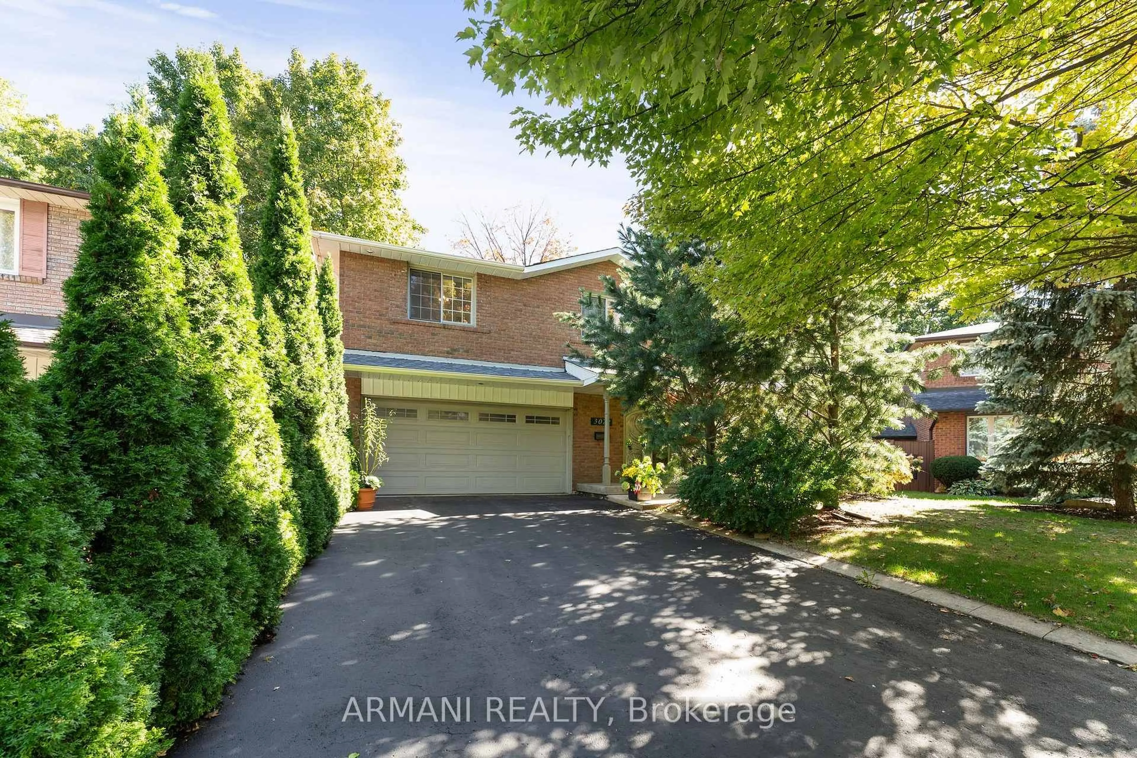 A pic from outside/outdoor area/front of a property/back of a property/a pic from drone, street for 3072 Gambin Crt, Mississauga Ontario L5A 3Z6