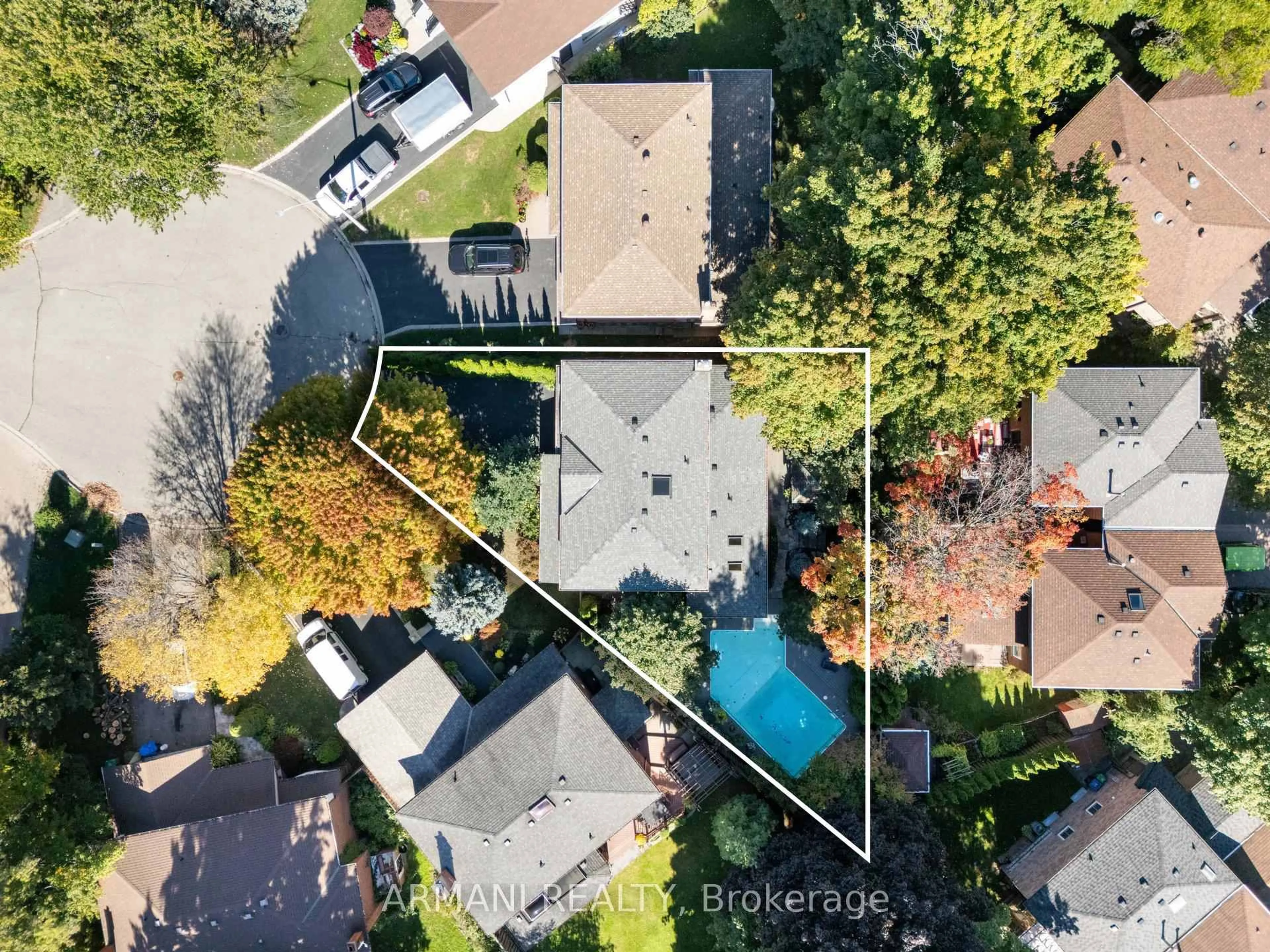 A pic from outside/outdoor area/front of a property/back of a property/a pic from drone, street for 3072 Gambin Crt, Mississauga Ontario L5A 3Z6