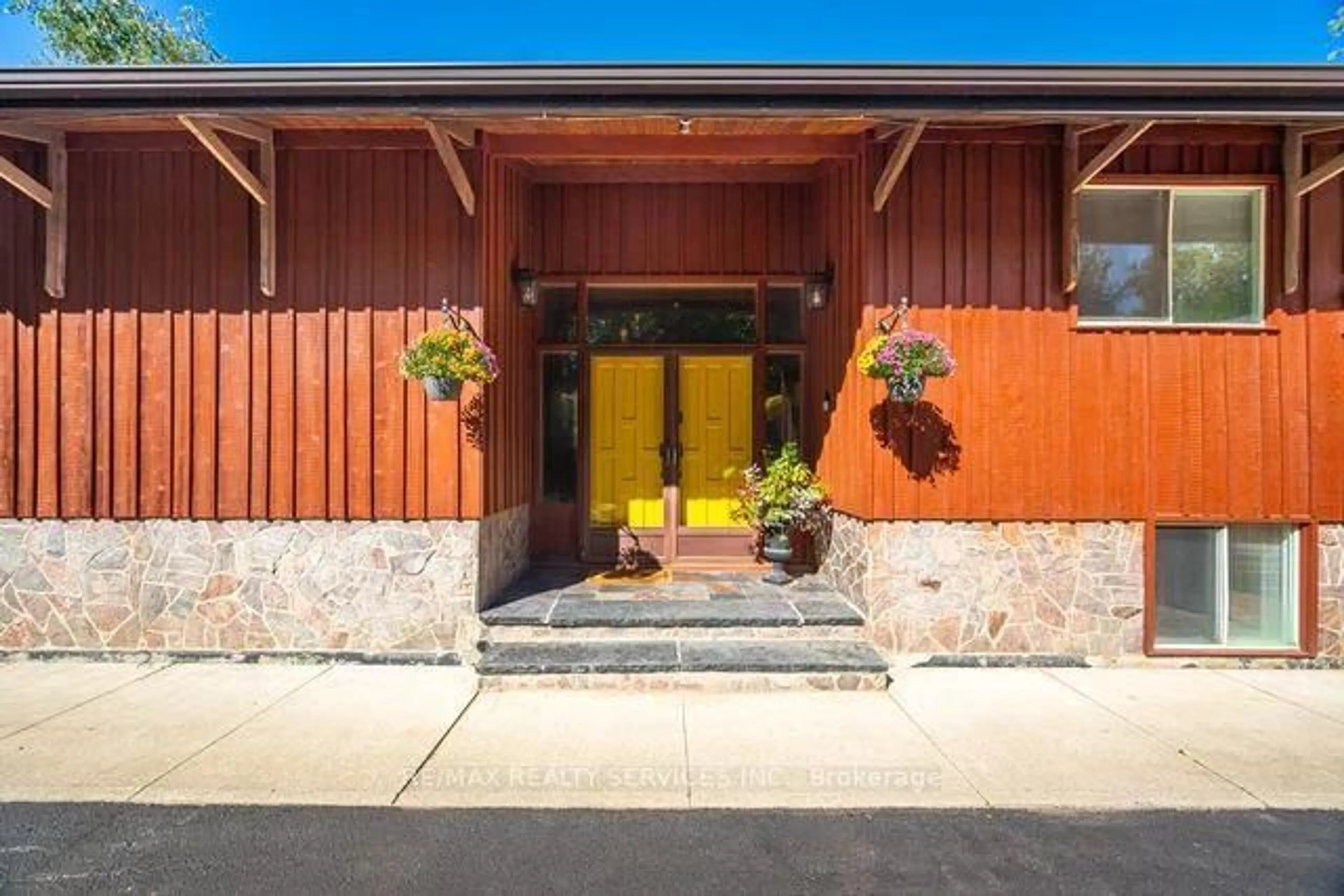 Indoor entryway for 24 Cedar Dr, Caledon Ontario L7K 1H6