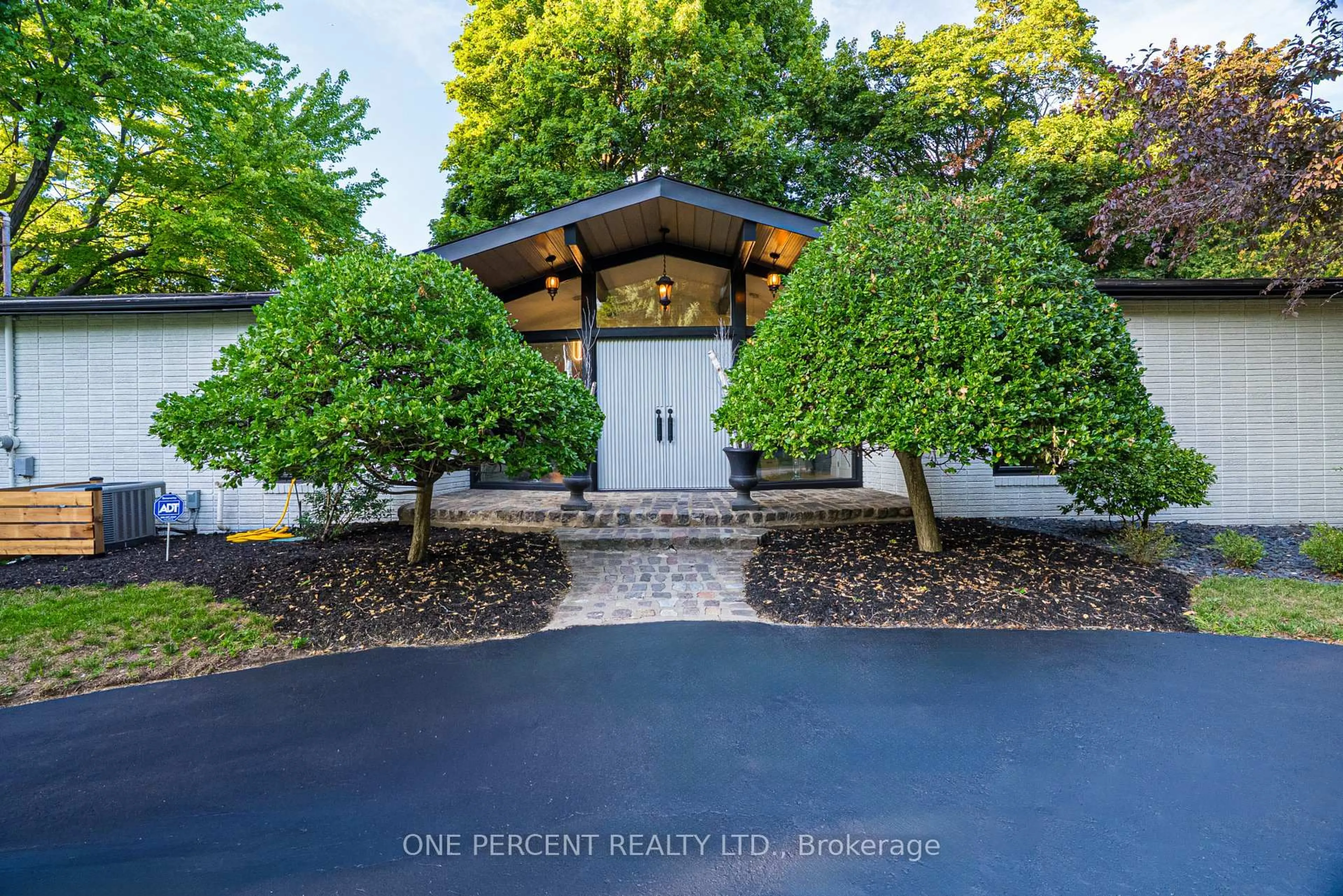 Indoor entryway for 625 Sir Richards Rd, Mississauga Ontario L5C 1A3