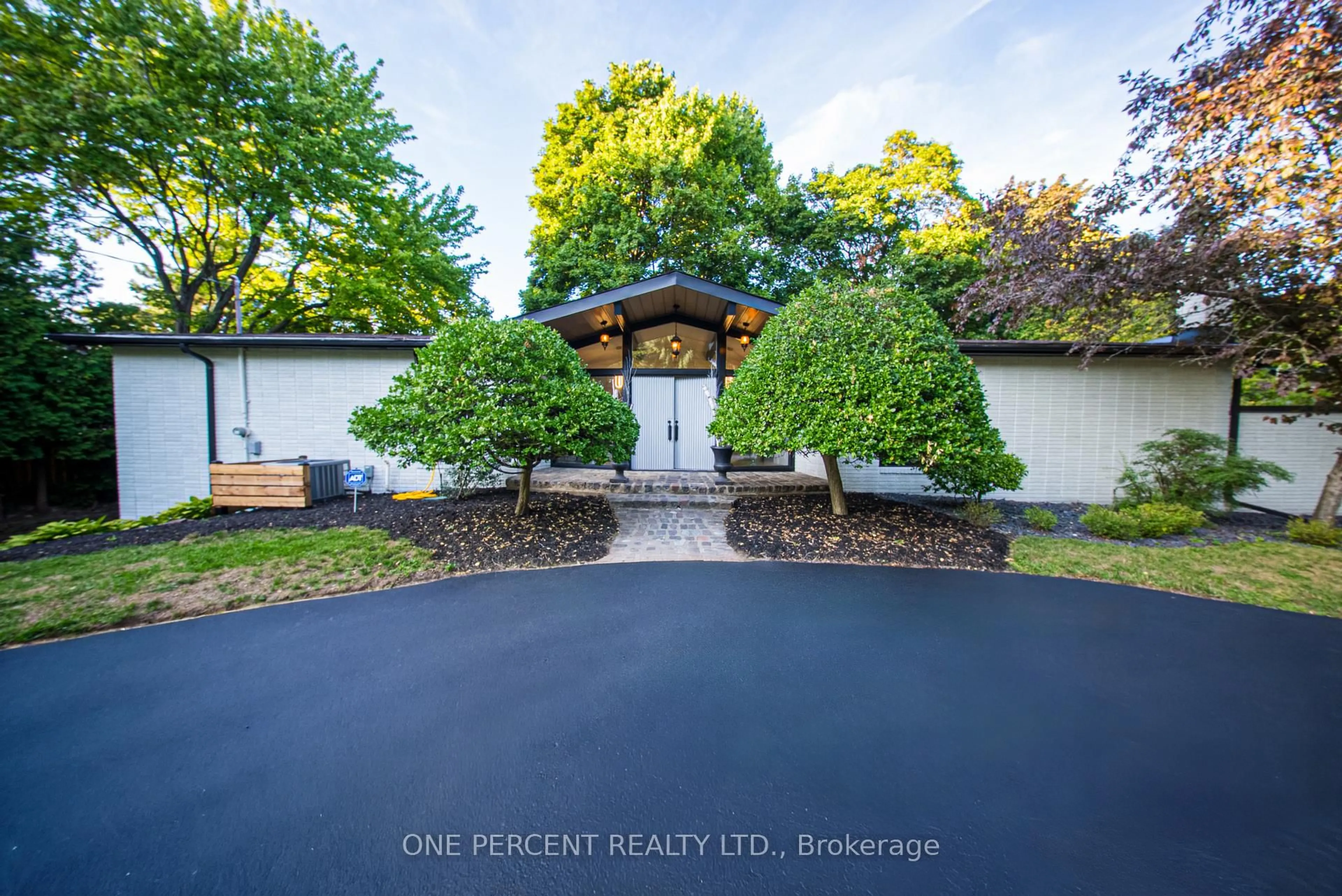 A pic from outside/outdoor area/front of a property/back of a property/a pic from drone, street for 625 Sir Richards Rd, Mississauga Ontario L5C 1A3