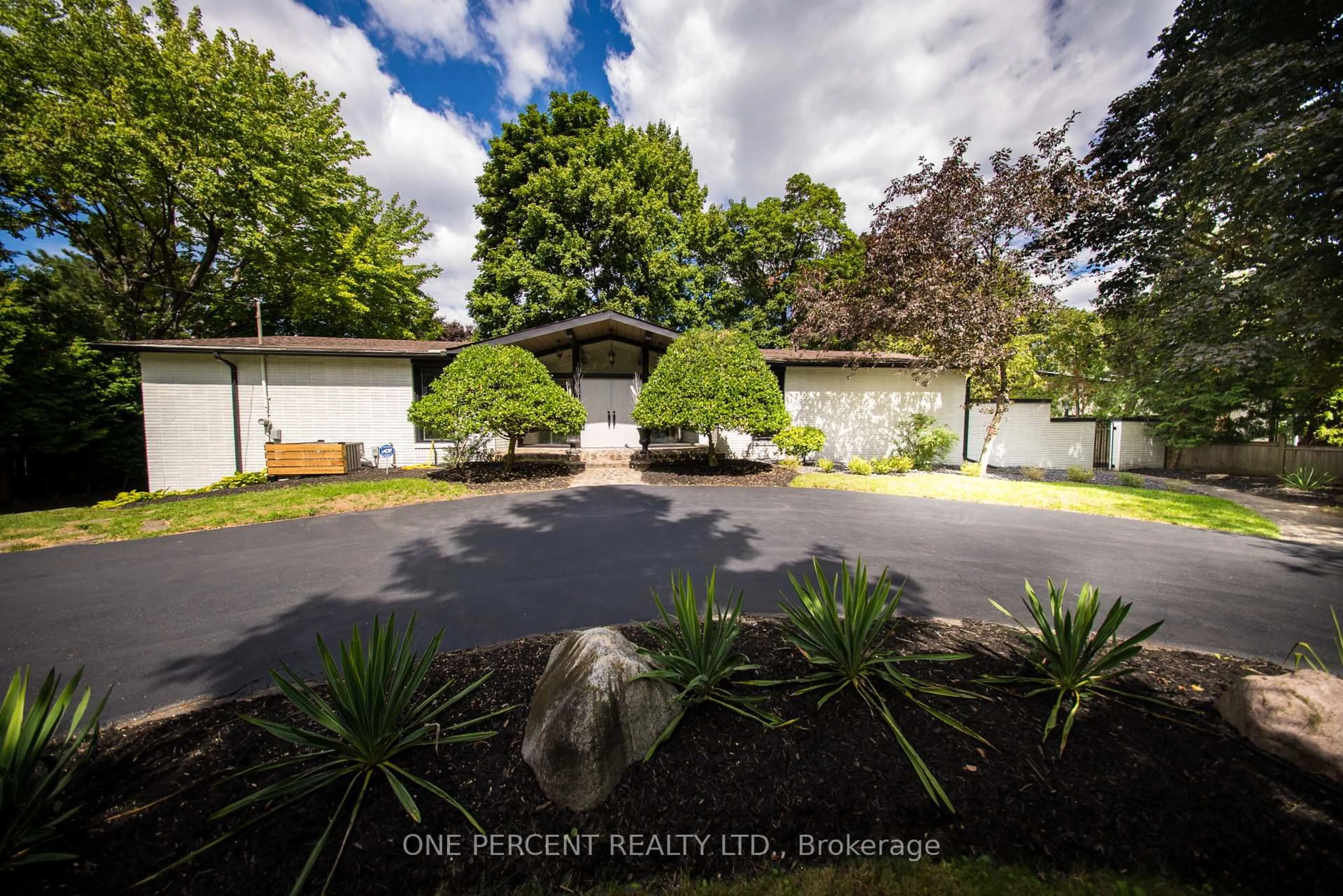 A pic from outside/outdoor area/front of a property/back of a property/a pic from drone, unknown for 625 Sir Richards Rd, Mississauga Ontario L5C 1A3