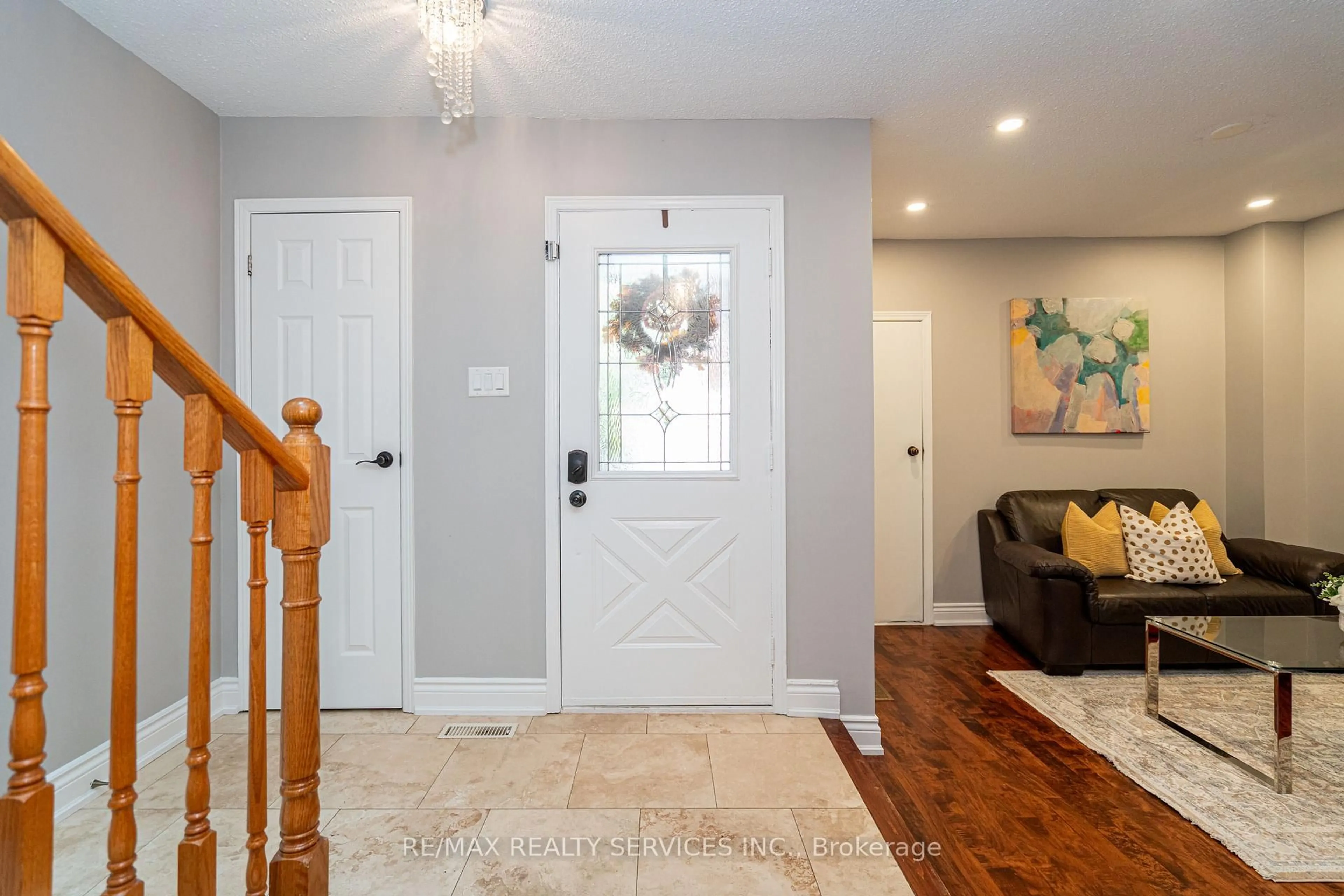 Indoor entryway for 1160 Mccraney St, Oakville Ontario L6H 4S4
