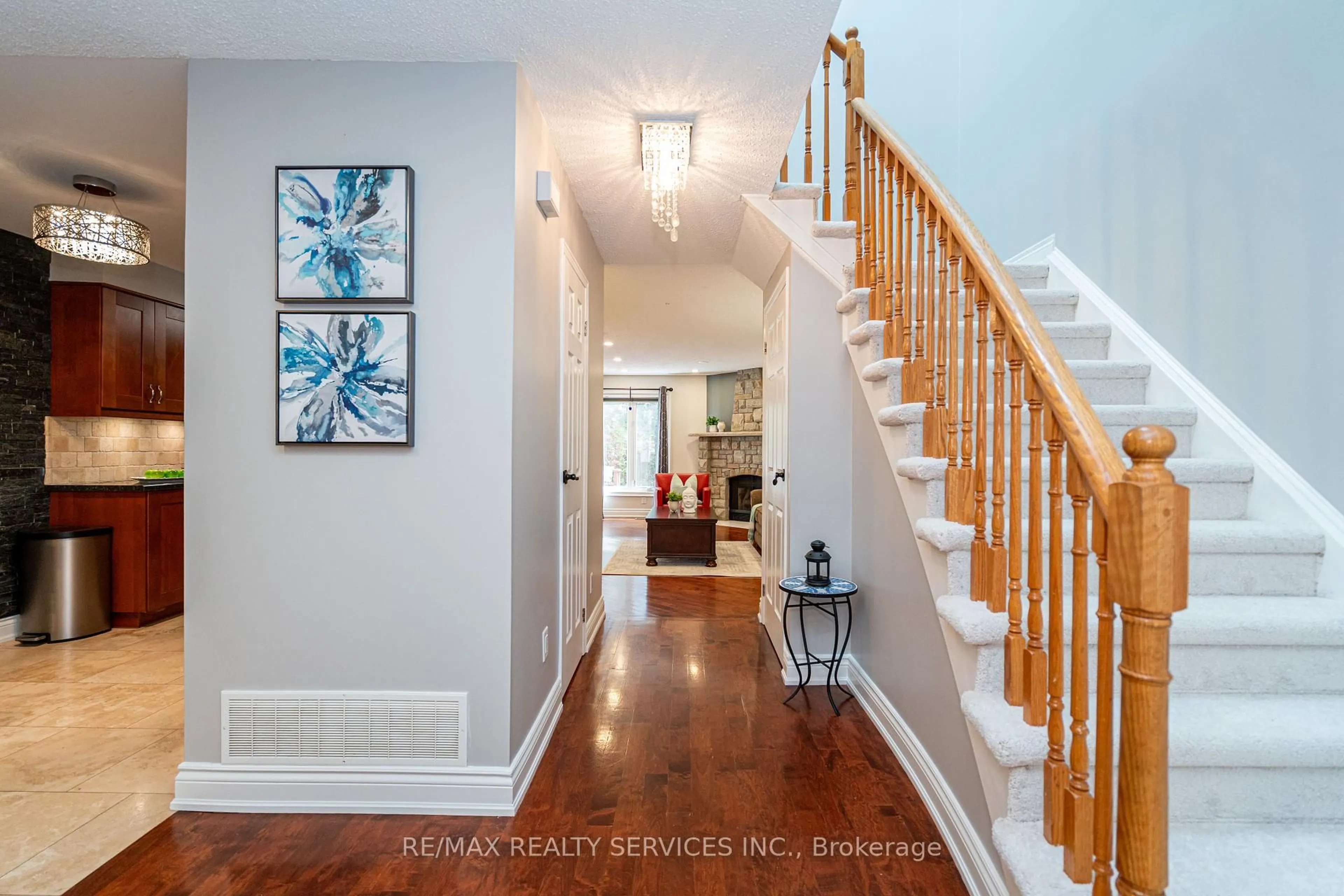 Indoor entryway for 1160 Mccraney St, Oakville Ontario L6H 4S4