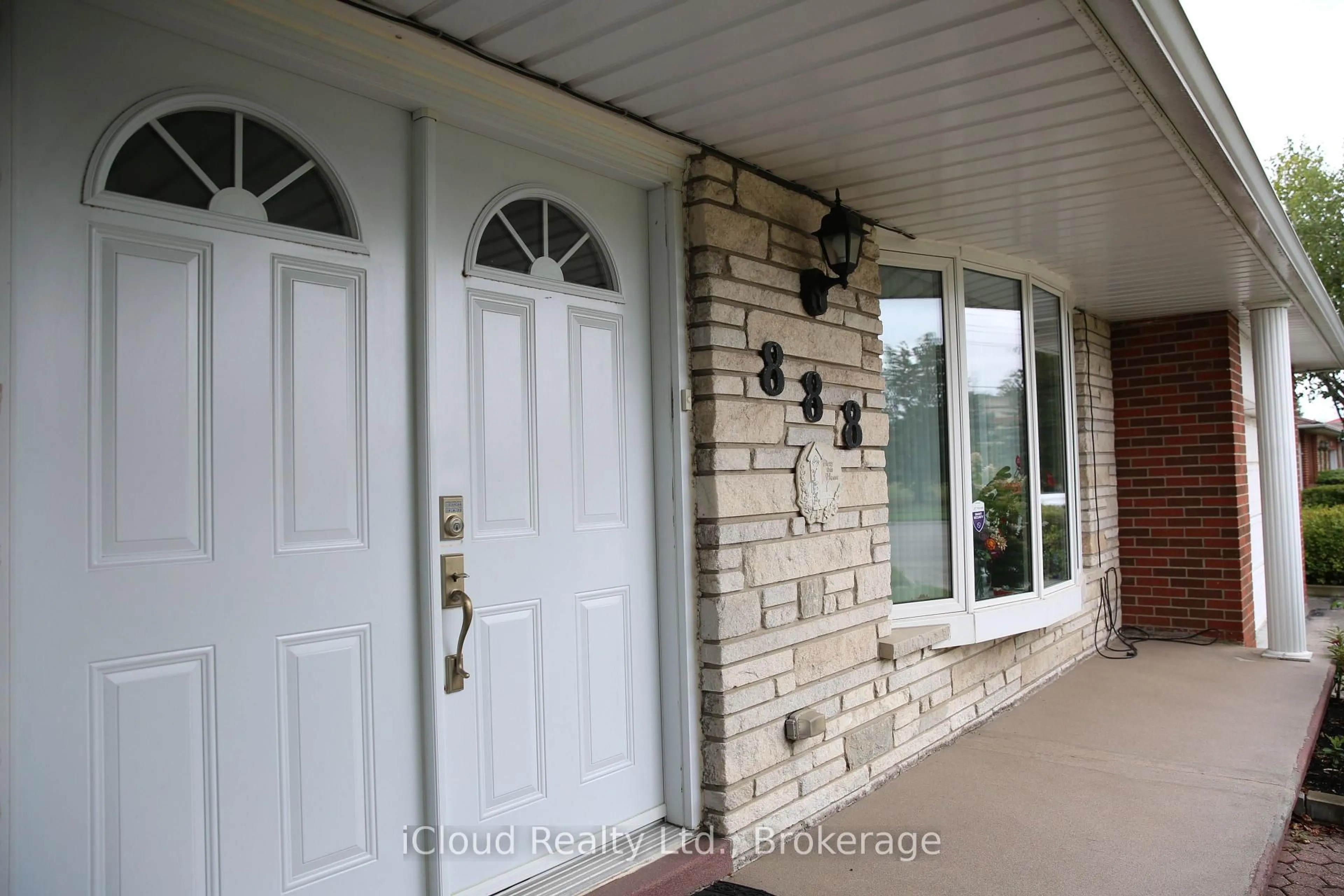 Unknown for 888 Bloor St, Mississauga Ontario L4Y 2M9