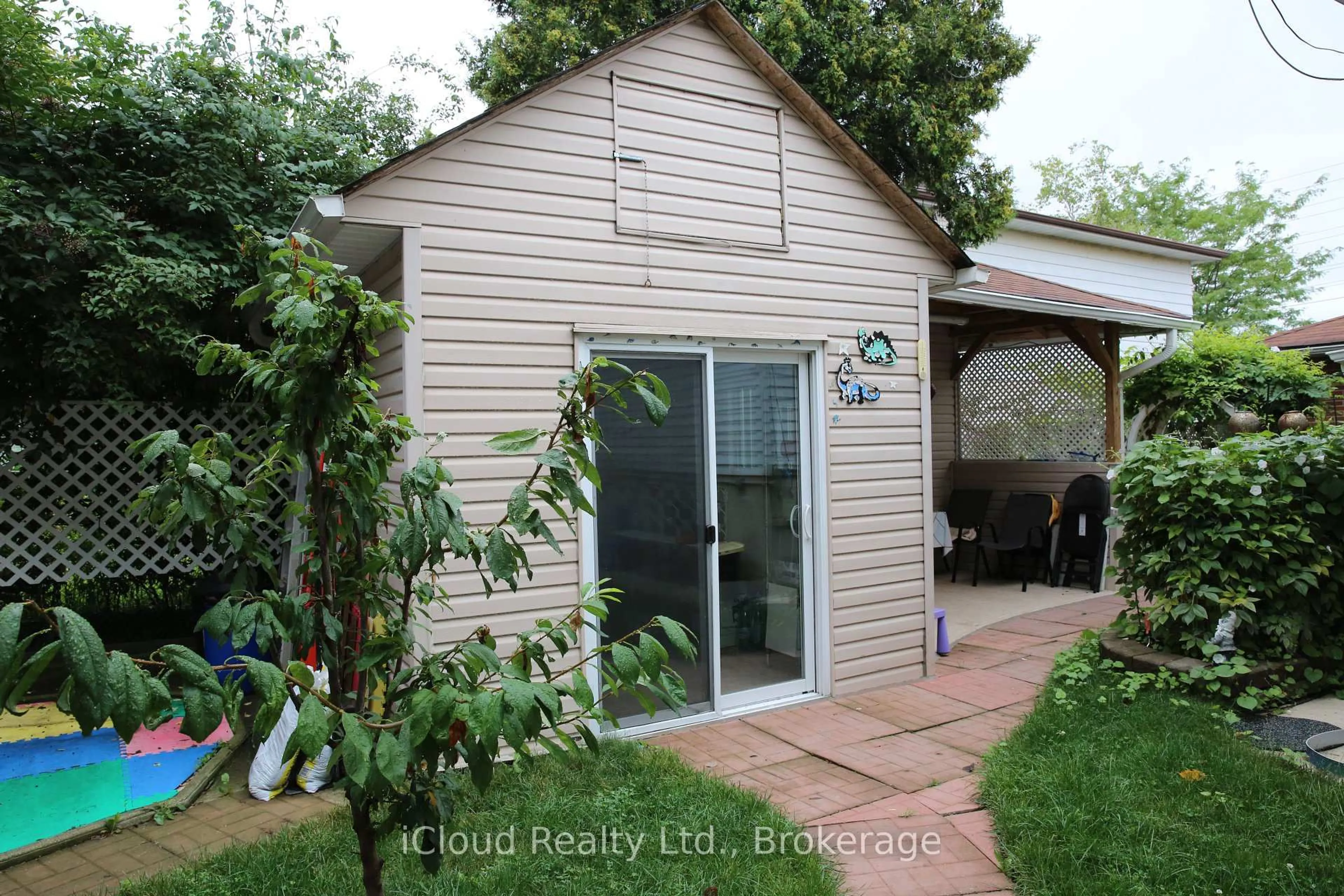 Shed for 888 Bloor St, Mississauga Ontario L4Y 2M9