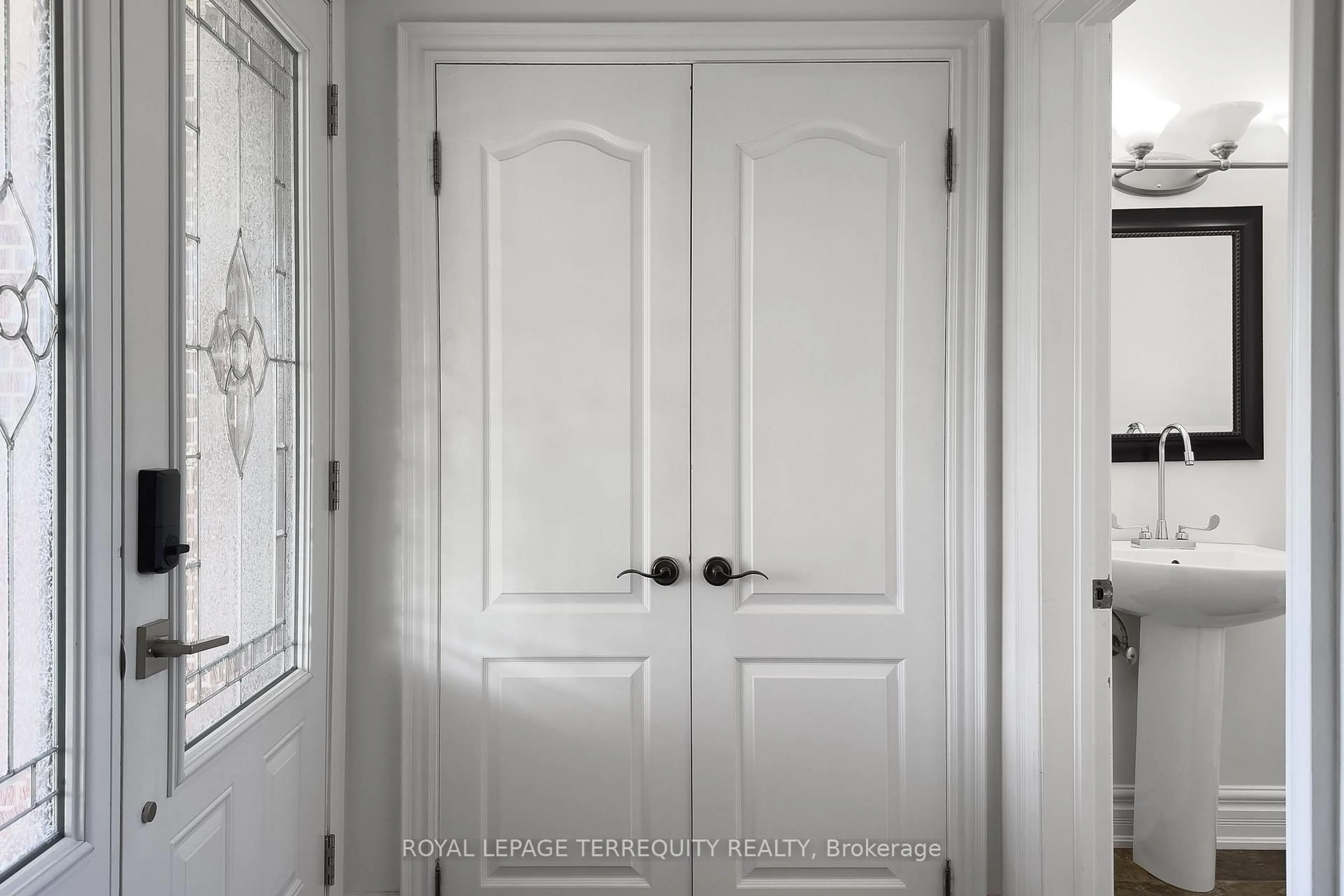 Indoor entryway for 19 Wall Ave, Toronto Ontario M9N 2N6