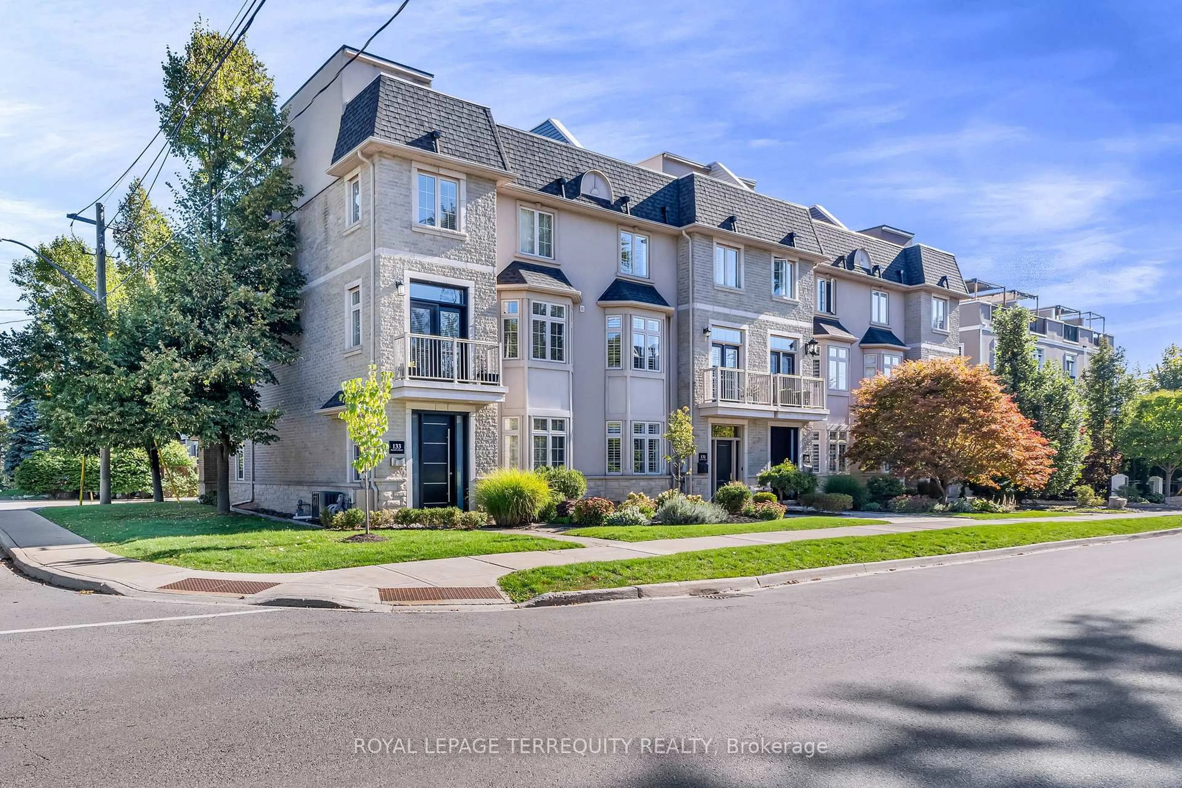 A pic from outside/outdoor area/front of a property/back of a property/a pic from drone, street for 131 Nelson St, Oakville Ontario L6L 3J1