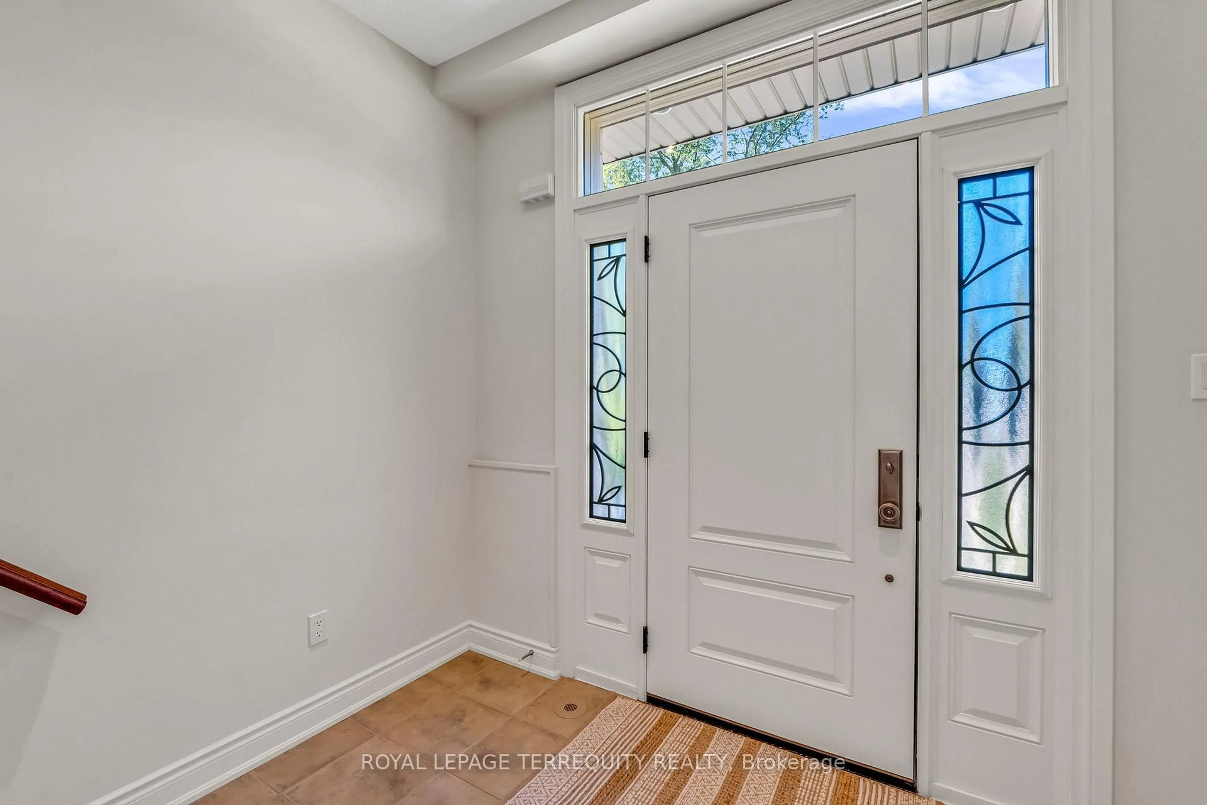 Indoor entryway for 131 Nelson St, Oakville Ontario L6L 3J1