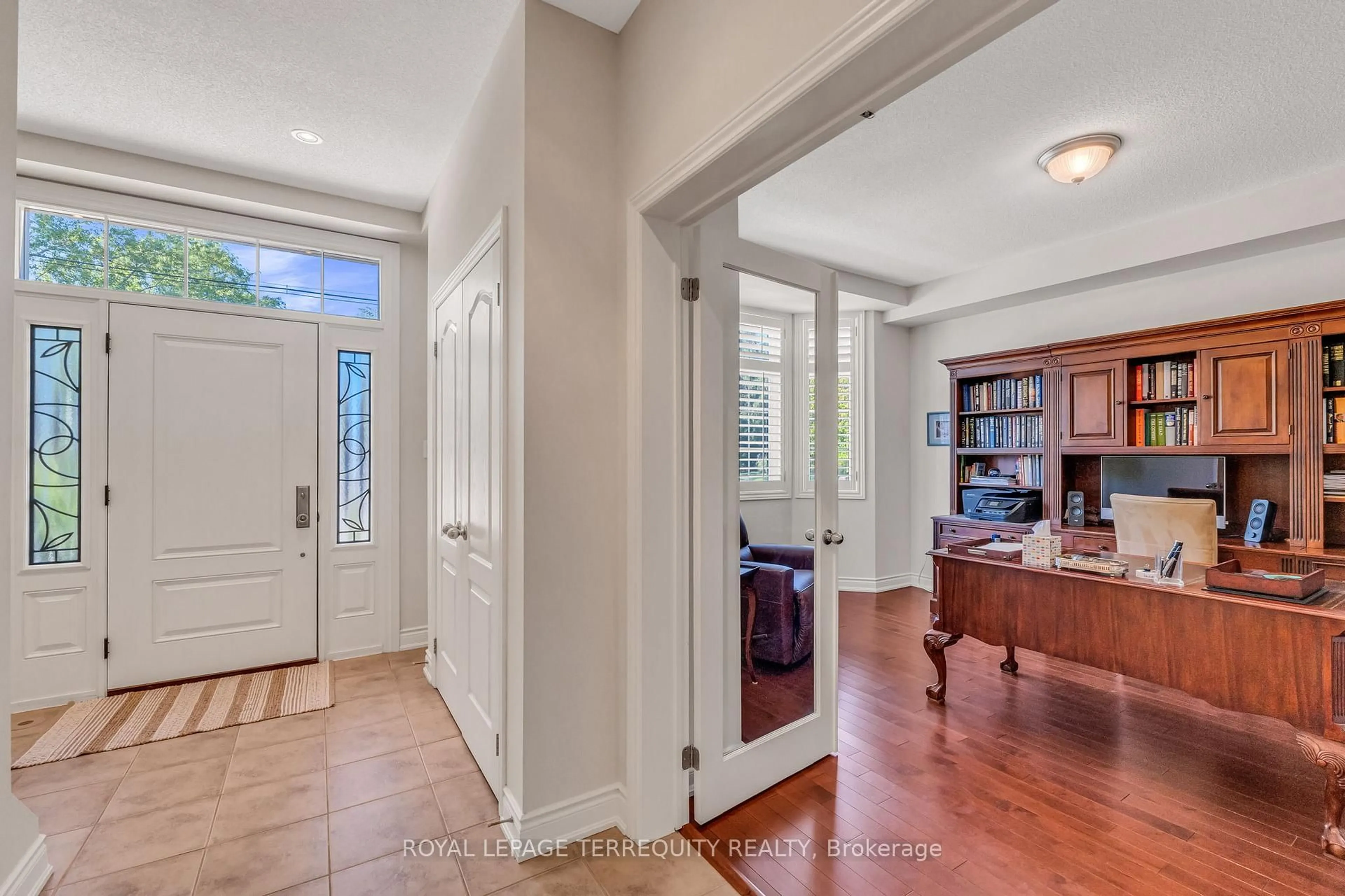 Indoor entryway for 131 Nelson St, Oakville Ontario L6L 3J1