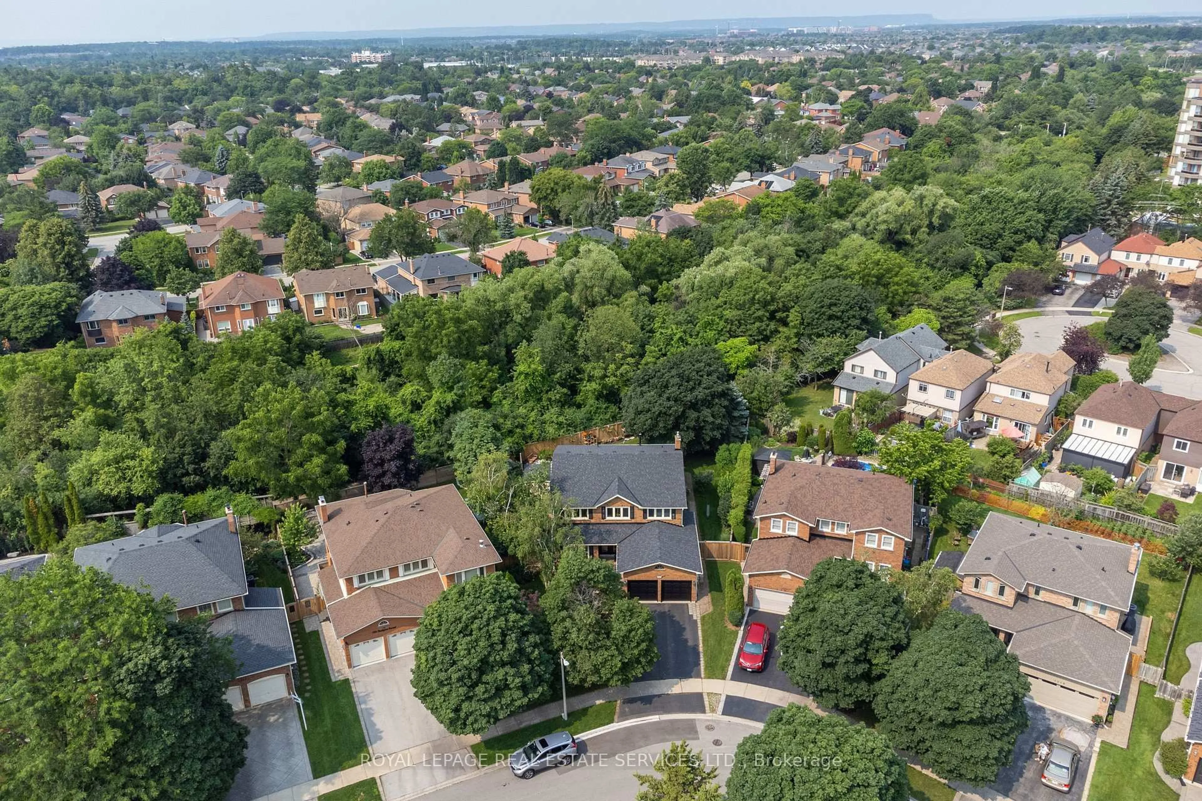 A pic from outside/outdoor area/front of a property/back of a property/a pic from drone, street for 1210 BEECHGROVE Cres, Oakville Ontario L6M 2B4