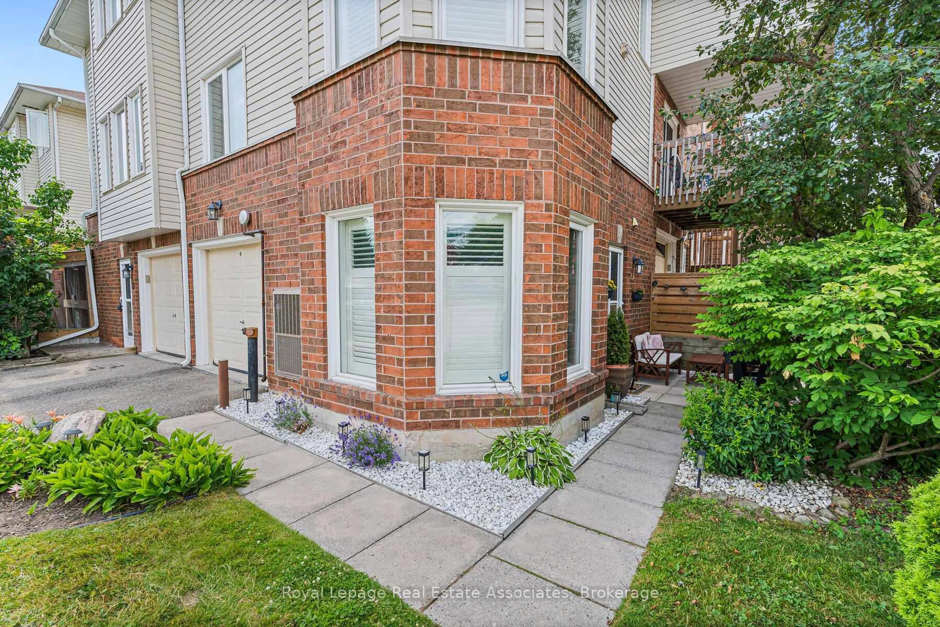 Patio, street for 54 Wylie Circ, Halton Hills Ontario L7G 5L9