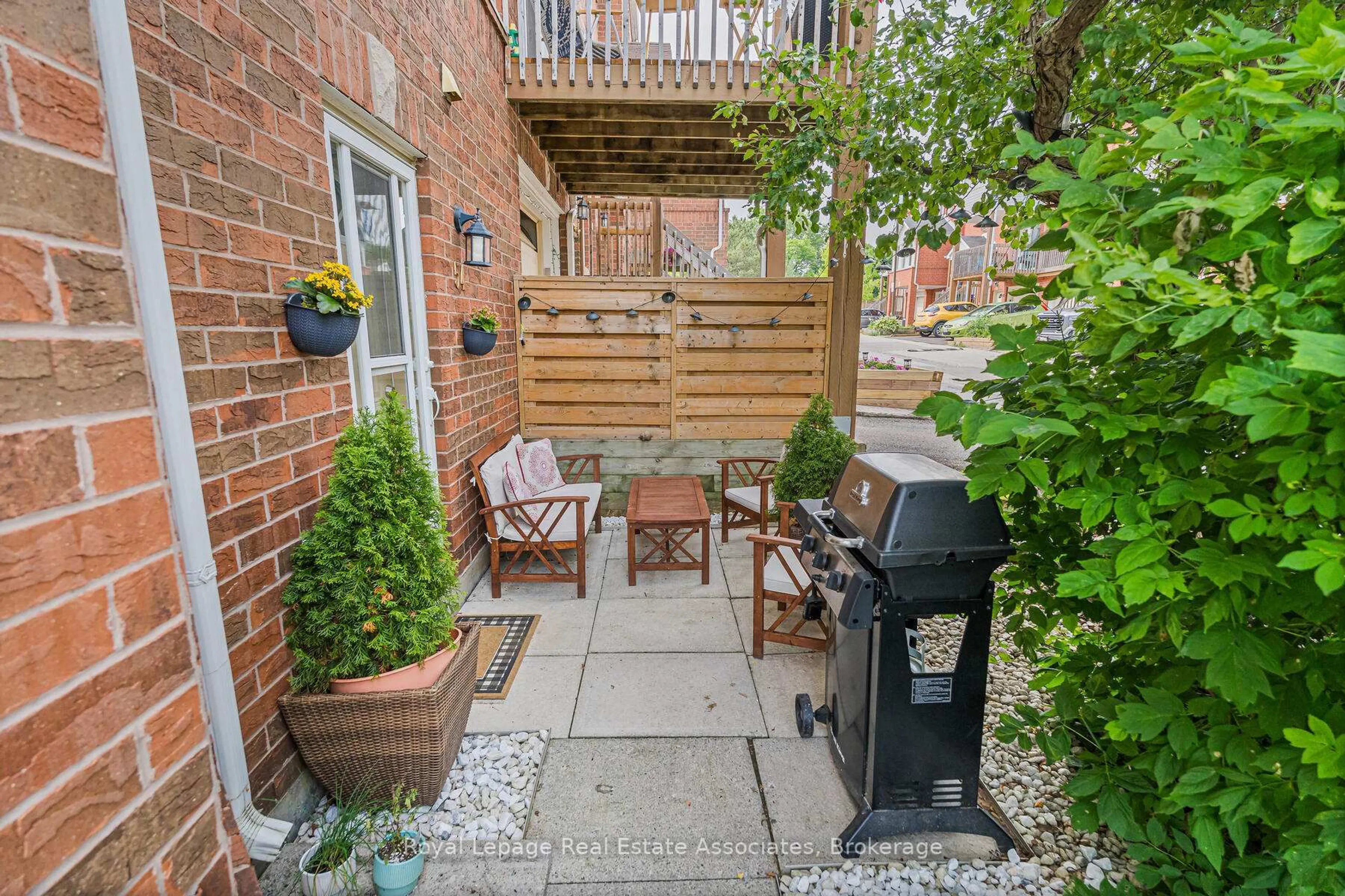 Patio, street for 54 Wylie Circ, Halton Hills Ontario L7G 5L9