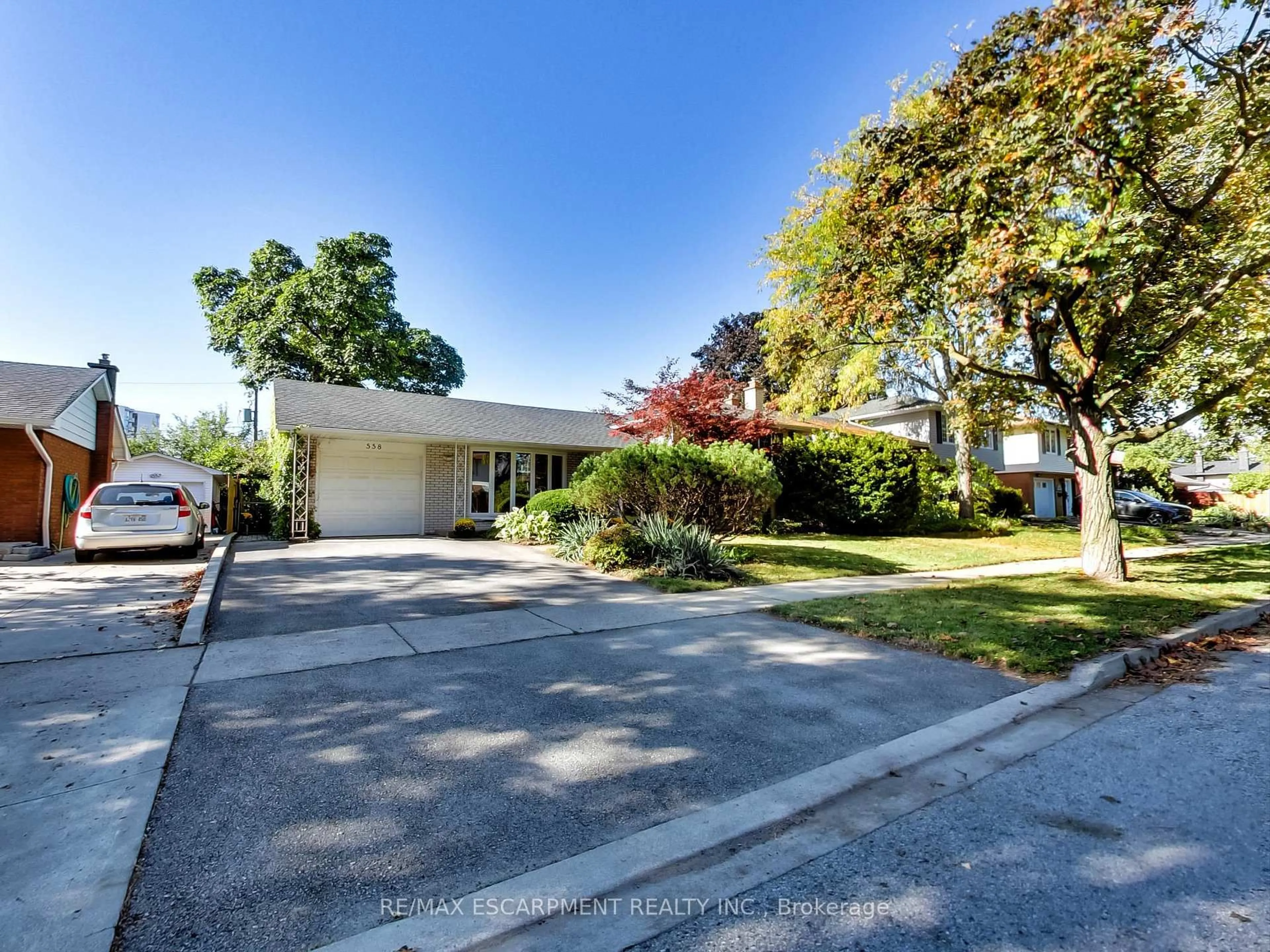 A pic from outside/outdoor area/front of a property/back of a property/a pic from drone, street for 558 Parkside Cres, Burlington Ontario L7L 4G9