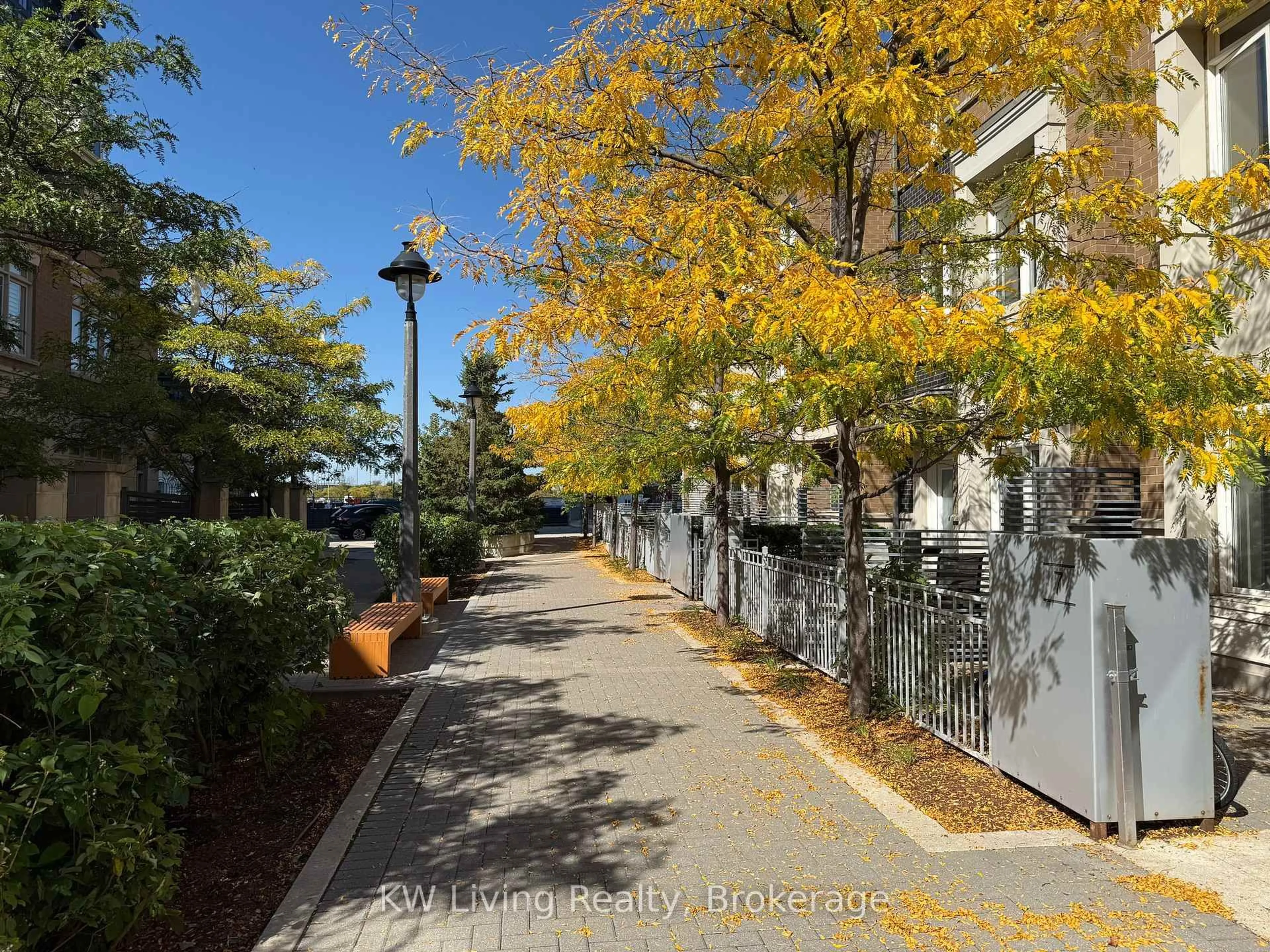Patio, street for 370 Square One Dr #106 (6), Mississauga Ontario L5B 0E6