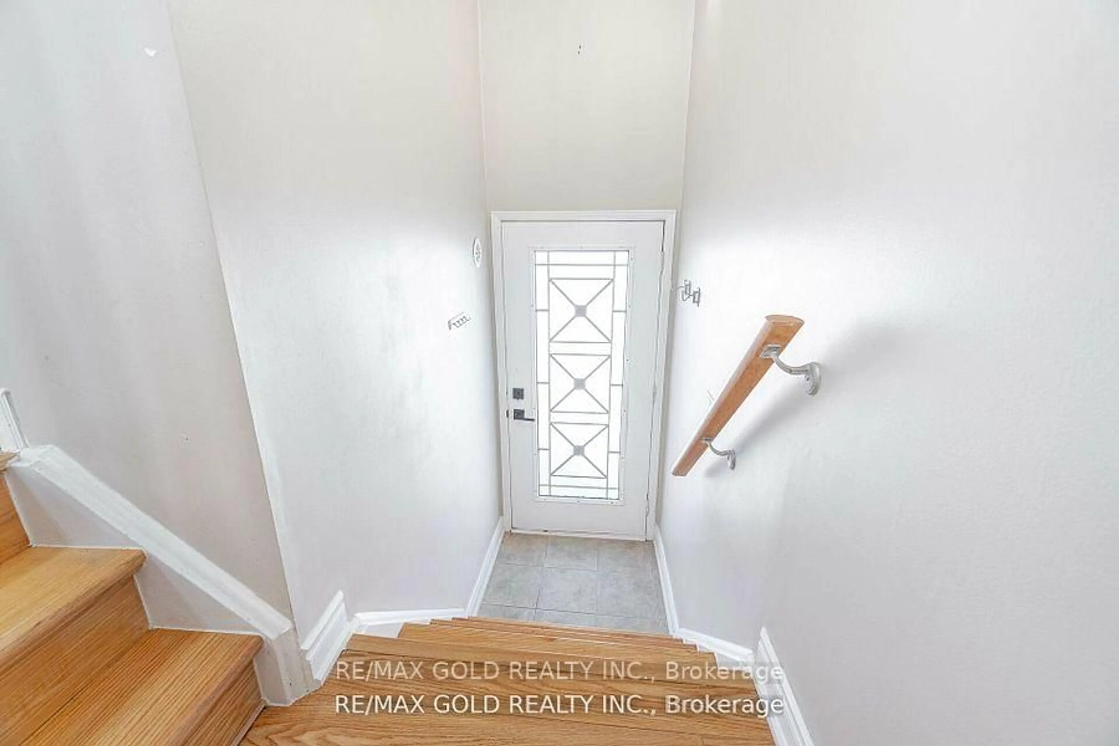 Indoor entryway for 60 Fairwood Circ #51, Brampton Ontario L6R 0Y6